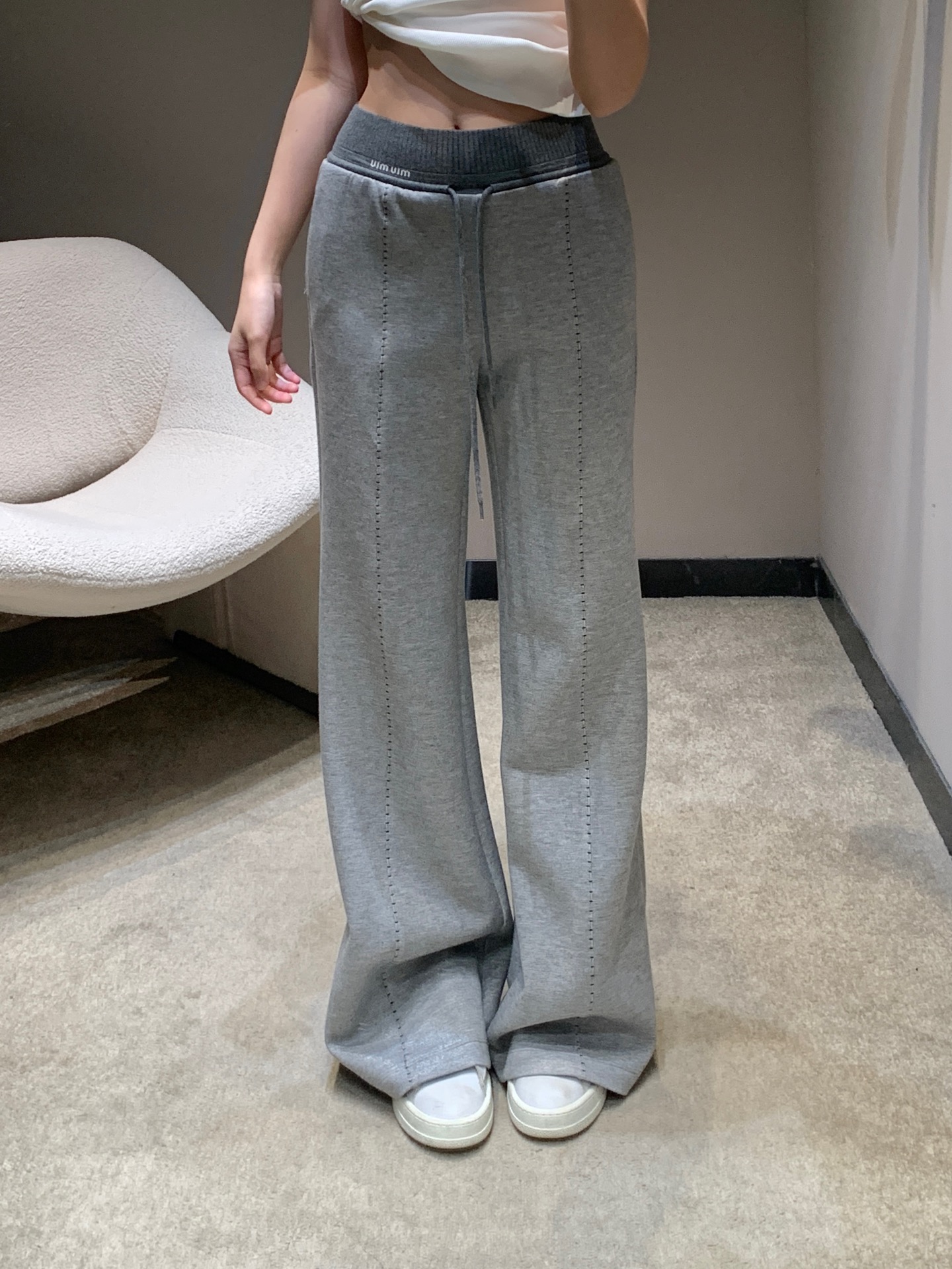 NO:730779,MiuMi* 26Ss early spring new product micro-marked dotted line drawstring casual trousers丨Exclusive high-end version!  It cleverly combines relaxation and sophistication. The high-waisted and wide trousers have a lazy and casual atmosphere, and the neat dotted lines outline the smooth lines of the trousers, which is low-key and ingenious. The contrasting waistband is embellished with micro logos, and the drawstring design can be freely adjusted for tightness, which combines style and practicality.  Whether paired with a short top to create an American hottie style, or a loose sweatshirt to create a relaxed feel, it can easily become a versatile ace in the spring wardrobe. Available now in S/M/L, miumiu, hoodie, sweatshirts,19860909MiuMi* 26Ss早春新品 微标虚线条抽绳休闲长裤丨独家高版出品！将松弛感与精致感巧妙融合.高腰宽裤型自带慵懒随性氛围,利落的虚线条勾勒出裤身流畅线条,低调中透着巧思.撞色腰头点缀微标,抽绳设计可自由调节松紧,兼具造型感与实穿性.无论是搭配短款上衣打造美式辣妹风,还是配宽松卫衣营造松弛感,都能轻松成为春日衣橱的百搭王牌.现货发售S/M/L,,miumiu,hoodie,sweatshirts,,Women's clothing