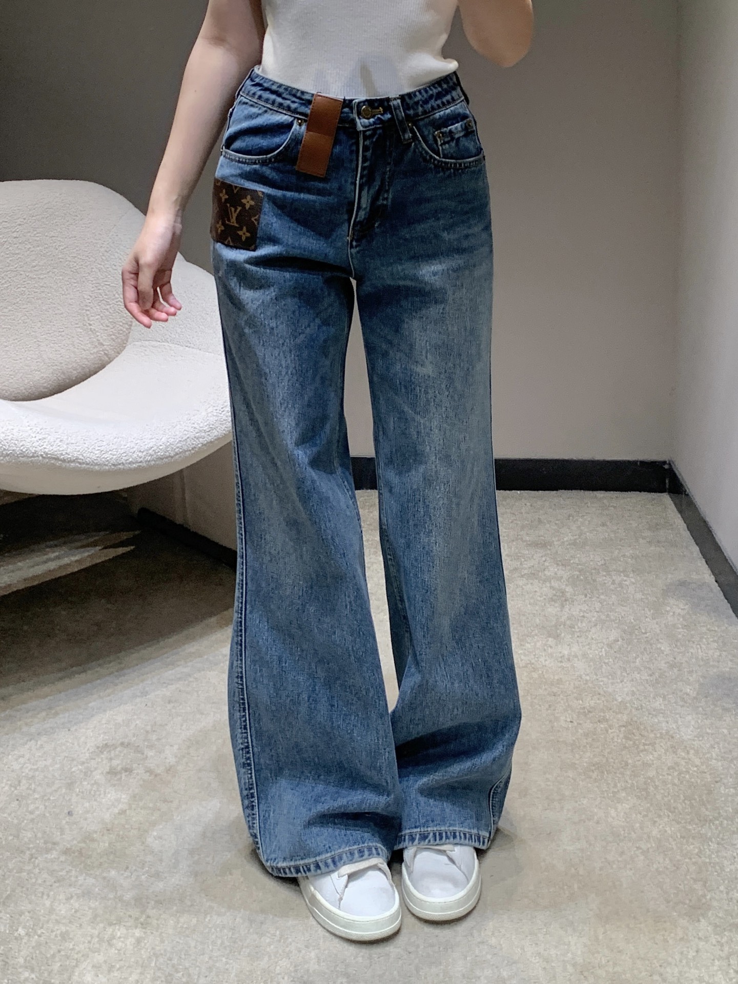 NO:732203,Louis Vuitt*n 26SS early spring new style loose denim trousers with leather label on the left | Exclusive high-end version!  It is made of heavy-weight washed denim fabric and treated with special techniques to give it a natural aged color and soft wearing feel, which makes it more time-worn. The high-waisted and loose wide-leg version is very friendly to all body types. It can not only modify the leg shape, but also create a casual and lazy atmosphere. Available now in S/M/L, Louis Vuitton,19860909Louis Vuitt*n 26SS早春新款 左侧皮牌宽松牛仔长裤丨独家高版出品！采用重磅水洗牛仔面料,经过特殊工艺处理,呈现出自然的做旧色泽与柔软的穿着触感,越穿越有味道.高腰宽松的阔腿版型,对各种身材都十分友好,既能修饰腿型,又能营造随性慵懒的氛围.现货发售S/M/L,,louis vuitton,,Women's clothing