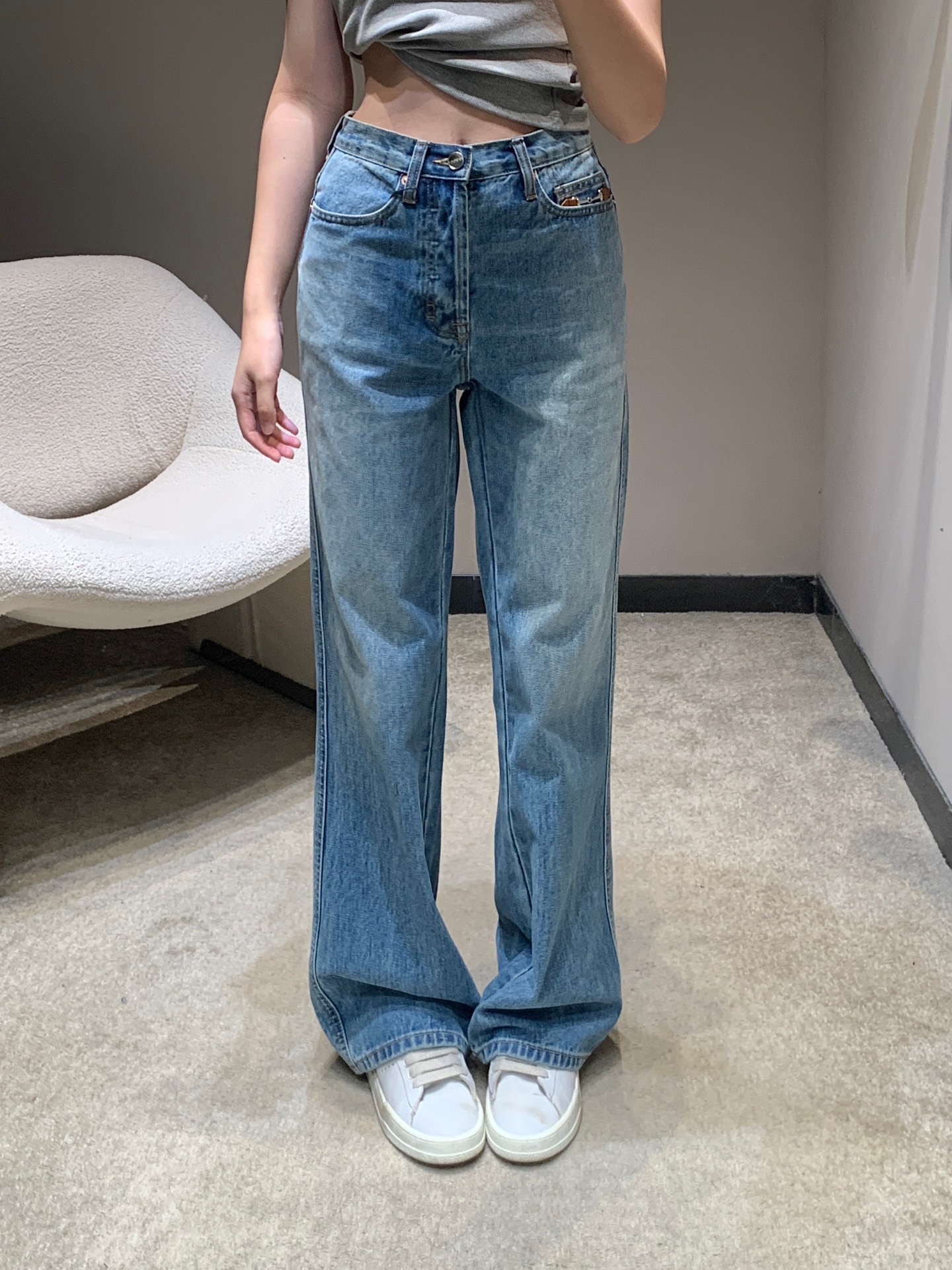 NO:732159,Gucc* 26Ss early spring new style left pocket saddle button denim trousers丨Exclusive high-end version!  It is made of heavy-weight washed denim fabric and polished through multiple processes to show a natural aged color and soft muscle feel, which has a retro texture without sacrificing comfort. The loose version with high waist and wide legs can modify various leg shapes, create a casual and lazy atmosphere, and at the same time accurately enhance the waistline and optimize body proportions. Available now in S/M/L,, gucci,19860909Gucc* 26Ss早春新款 左口袋马鞍扣牛仔长裤丨独家高版出品！选用重磅水洗牛仔面料,经过多重工艺打磨,呈现出自然的做旧色泽与柔软筋骨感,既有复古质感又不失舒适度.高腰阔腿的宽松版型,能修饰各种腿型,营造随性慵懒的氛围,同时精准提升腰线,优化身材比例.现货发售S/M/L,,gucci,,Women's clothing