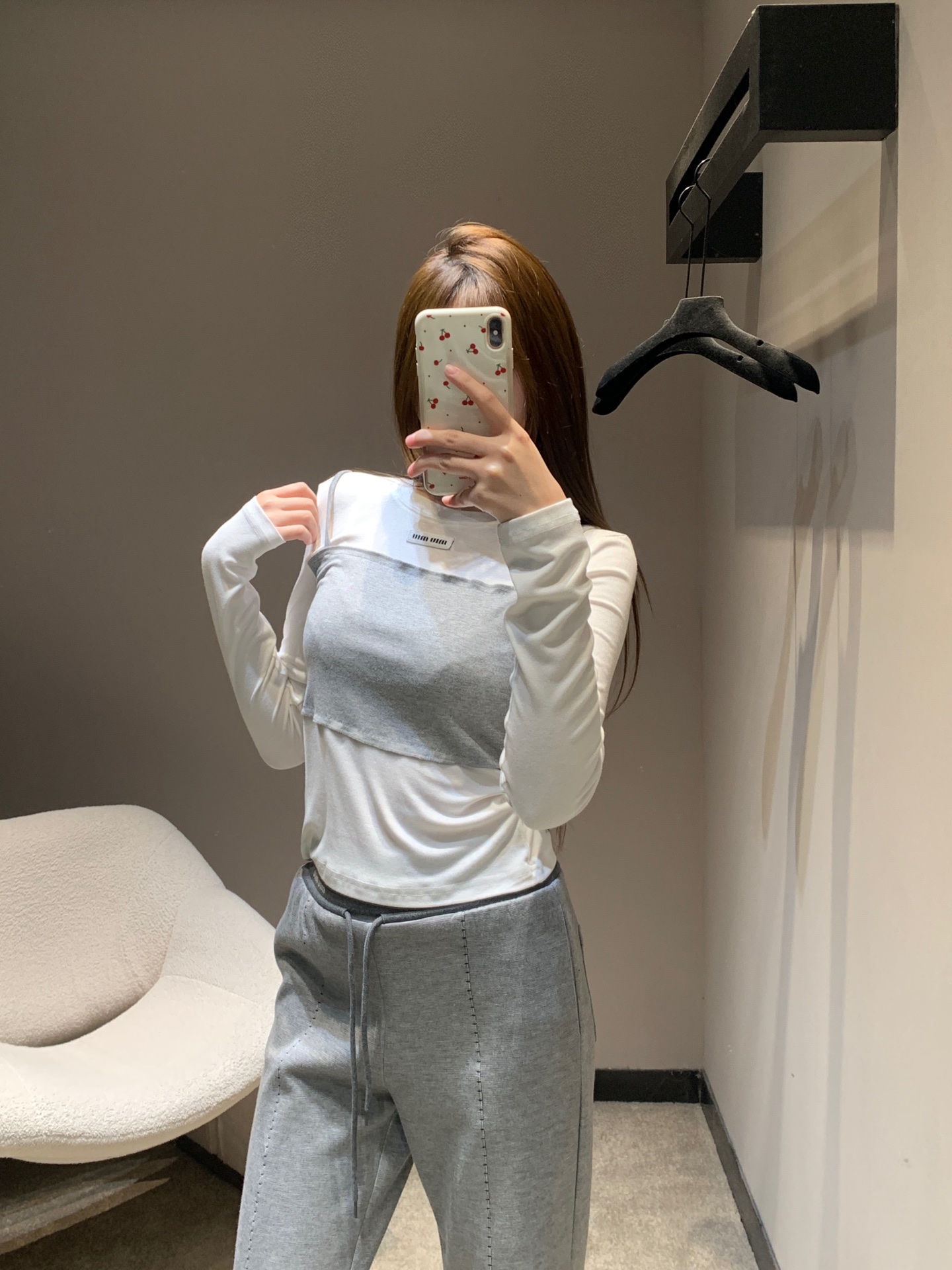 NO:730769,Miumi* 26Ss early spring new micro-label fake two-piece long-sleeved T-shirt base layer | Exclusive high-end version!  Minimalist splicing techniques are used to create a sense of layering. The skin-friendly white base is paired with contrasting bandeau-style stacks to create a casual yet exquisite layering effect. The micro-logo at the neckline is low-key for recognition, the soft and drapey fabric fits the body shape, and the right short cut can optimize the figure.  Proportions. Whether worn alone inside or outside with a suit, it can be easily adapted to various scenarios such as commuting and dating. It is a rare and versatile foundation for early spring wardrobes. Available in stock S/M/L, Miumiu, tees, t-shirt, business  suit,19860909Miumi* 26Ss早春新款 微标假两件长袖T恤打底衫丨独家高版出品！以极简拼接手法打造层次感.亲肤的白色基底搭配撞色抹胸式叠片,营造出随性又精致的叠穿效果.领口处的微型Logo低调彰显辨识度,柔软垂坠的面料贴合身形,恰到好处的短款剪裁能优化身材比例.无论是单穿内搭还是外搭西装,都能轻松适配通勤、约会等多种场景,是早春衣橱里不可多得的百搭打底.现货发售S/M/L,,miumiu,tees，t-shirt,business suit,,Women's clothing