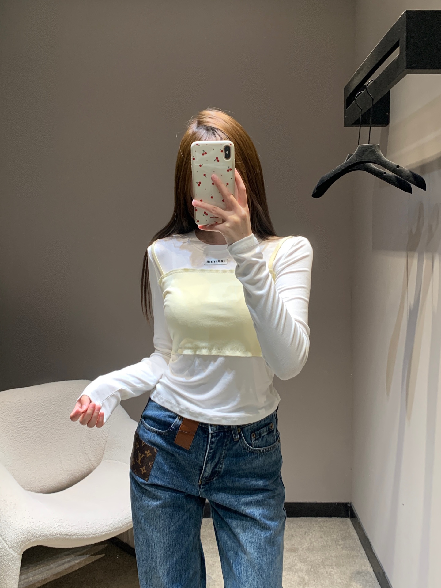 NO:730808,Miumi* 26Ss early spring new micro-label fake two-piece long-sleeved T-shirt base layer | Exclusive high-end version!  Minimalist splicing techniques are used to create a sense of layering. The skin-friendly white base is paired with contrasting bandeau-style stacks to create a casual yet exquisite layering effect. The micro-logo at the neckline is low-key for recognition, the soft and drapey fabric fits the body shape, and the right short cut can optimize the figure.  Proportions. Whether worn alone inside or outside with a suit, it can be easily adapted to various scenarios such as commuting and dating. It is a rare and versatile foundation for early spring wardrobes. Available in stock S/M/L, Miumiu, tees, t-shirt, business  suit,19860909Miumi* 26Ss早春新款 微标假两件长袖T恤打底衫丨独家高版出品！以极简拼接手法打造层次感.亲肤的白色基底搭配撞色抹胸式叠片,营造出随性又精致的叠穿效果.领口处的微型Logo低调彰显辨识度,柔软垂坠的面料贴合身形,恰到好处的短款剪裁能优化身材比例.无论是单穿内搭还是外搭西装,都能轻松适配通勤、约会等多种场景,是早春衣橱里不可多得的百搭打底.现货发售S/M/L,,miumiu,tees，t-shirt,business suit,,Women's clothing