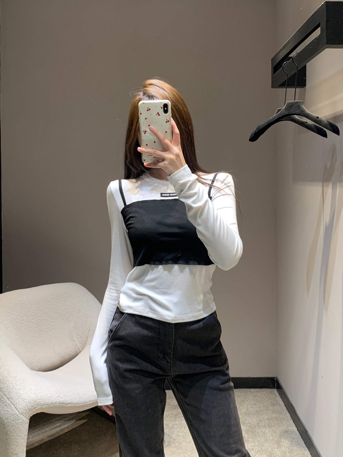 NO:730823,Miumi* 26Ss early spring new micro-label fake two-piece long-sleeved T-shirt base layer | Exclusive high-end version!  Minimalist splicing techniques are used to create a sense of layering. The skin-friendly white base is paired with contrasting bandeau-style stacks to create a casual yet exquisite layering effect. The micro-logo at the neckline is low-key for recognition, the soft and drapey fabric fits the body shape, and the right short cut can optimize the figure.  Proportions. Whether worn alone inside or outside with a suit, it can be easily adapted to various scenarios such as commuting and dating. It is a rare and versatile foundation for early spring wardrobes. Available in stock S/M/L, Miumiu, tees, t-shirt, business  suit,19860909Miumi* 26Ss早春新款 微标假两件长袖T恤打底衫丨独家高版出品！以极简拼接手法打造层次感.亲肤的白色基底搭配撞色抹胸式叠片,营造出随性又精致的叠穿效果.领口处的微型Logo低调彰显辨识度,柔软垂坠的面料贴合身形,恰到好处的短款剪裁能优化身材比例.无论是单穿内搭还是外搭西装,都能轻松适配通勤、约会等多种场景,是早春衣橱里不可多得的百搭打底.现货发售S/M/L,,miumiu,tees，t-shirt,business suit,,Women's clothing