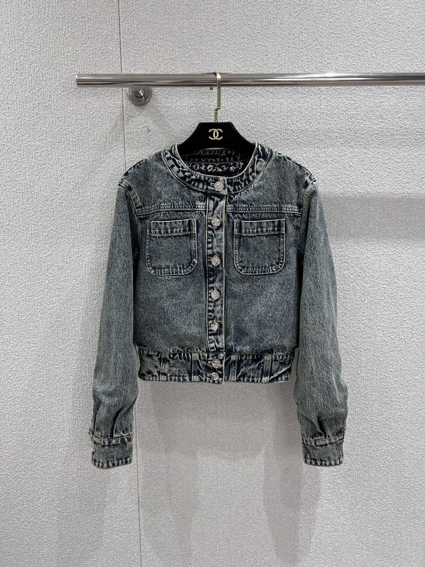 NO:740546,Supports exchange of styles Chan*l 26C Advanced Handicraft Workshop Series Denim Jacket丨Exclusively developed by yb!  High quality production!  The old washed denim is used as the base to create a piece with both a retro street feel and a high-end texture. The collarless silhouette is neat and capable, with old metal buttons and double C logos, and the details are full of ingenuity; the loose short cut optimizes the body proportions, and the floral lining at the cuffs and the elastic design at the hem inject a soft element into the tough denim. None  Whether paired with wide-leg pants from the same series to create a denim suit, or layered with a lace skirt to create a sweet and cool collision, it can be easily adapted to daily and social scenes. It is a core item in the early spring wardrobe that is both recognizable and practical. Ready-made S/M/L real shot details, chanel, skirts, jackets  & coats,19860909支持换款 Chan*l 26C高级手工坊系列 牛仔外套丨独家yb开发！高版出品！以做旧水洗牛仔为基底,打造出兼具复古街头感与高定质感的单品.无领廓形利落干练,搭配做旧金属纽扣与双C标识,细节处尽显匠心；宽松短款剪裁优化身材比例,袖口处的碎花内衬与下摆松紧设计,为硬朗牛仔注入柔美元素.无论是搭配同系列阔腿裤打造丹宁套装,还是叠穿蕾丝半裙营造甜酷碰撞,都能轻松适配日常与社交场景,是早春衣橱中兼具辨识度与实穿性的核心单品.现货发售S/M/L实拍细节图,,chanel,skirts,jackets & coats,,Women's clothing