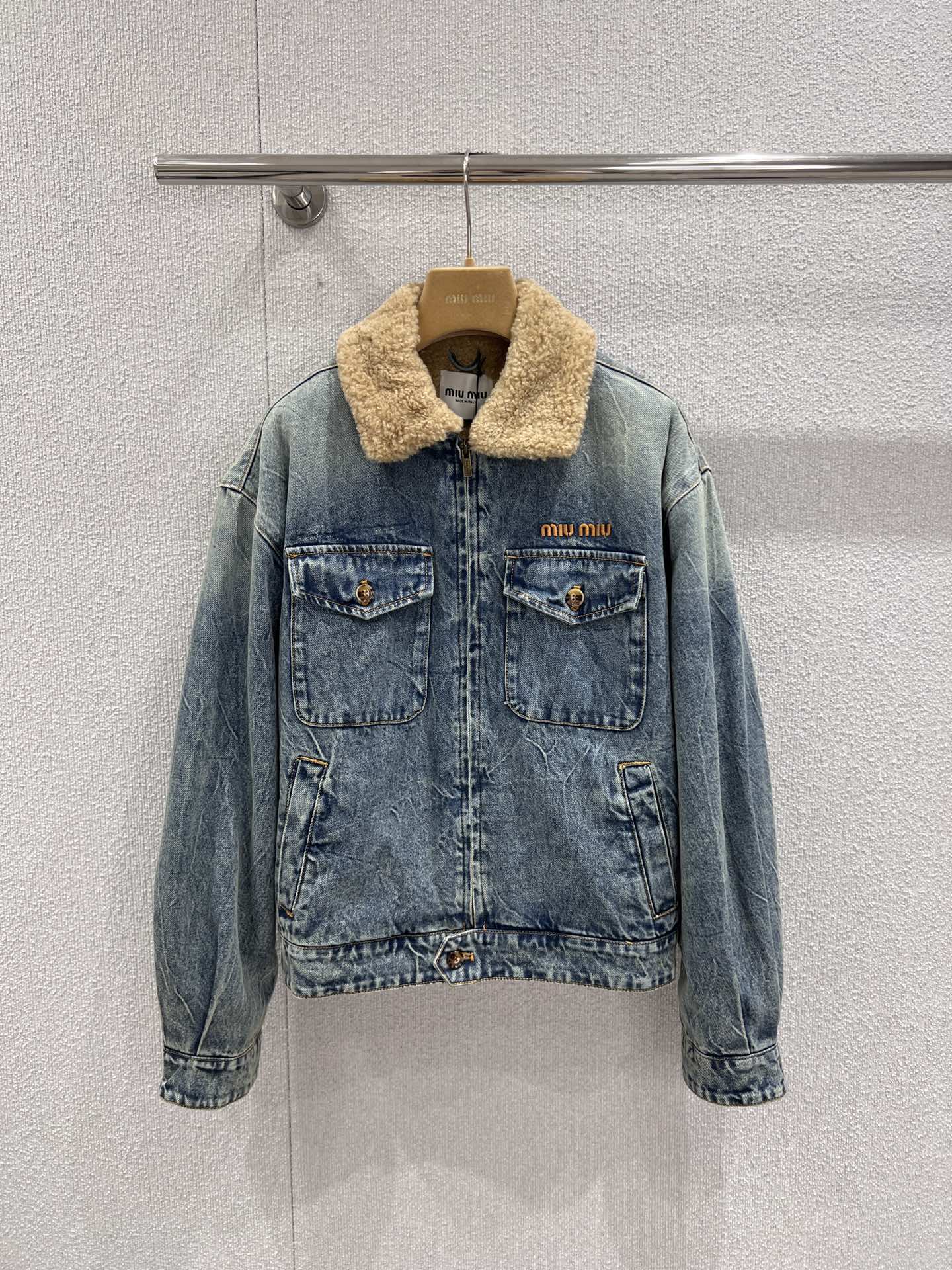 NO:731663,Support exchange Miu M*u 26Ss early spring series lamb wool thickened denim jacket丨exclusively developed by yb!  Top quality production!  It is based on vintage distressed denim and spliced with a warm and soft lamb fur collar, which combines the casualness of American retro and the warmth needed in early spring. The shirt-style version incorporates a zipper design, breaking the stereotype of the traditional denim jacket. The loose shoulder cut is suitable for multiple body shapes, and the iconic logo on the pocket low-key highlights the identity. Whether it is paired with a leather skirt to create a sweet and cool girly look,  Whether you use sweatshirts and trousers of the same color to create a relaxed atmosphere like Ah Sa, you can easily become the focus of attention on the streets in early spring. It is a wardrobe essential that is both practical and stylish. Ready-made S/M/L real shot details, miumiu, hoodie, sweatshirts, skirts, jackets  & coats,shirts,19860909支持换款 Miu M*u 26Ss早春系列 羊羔毛加厚牛仔外套丨独家yb开发！顶级高版出品！以复古做旧牛仔为基底,拼接温暖软糯的羊羔毛领,兼具美式复古的随性与早春所需的暖意.衬衫式版型融合拉链设计,打破传统牛仔外套的刻板印象,宽松落肩剪裁适配多元身形,口袋处的标志性徽标低调彰显身份.无论是搭配皮裙打造甜酷少女感,还是像阿Sa一样用同色系卫衣裤装营造松弛氛围,都能轻松成为早春街头的吸睛焦点,是兼具实用与风格的衣橱必备单品.现货发售S/M/L实拍细节图,,miumiu,hoodie,sweatshirts,skirts,jackets & coats,shirts,,Women's clothing
