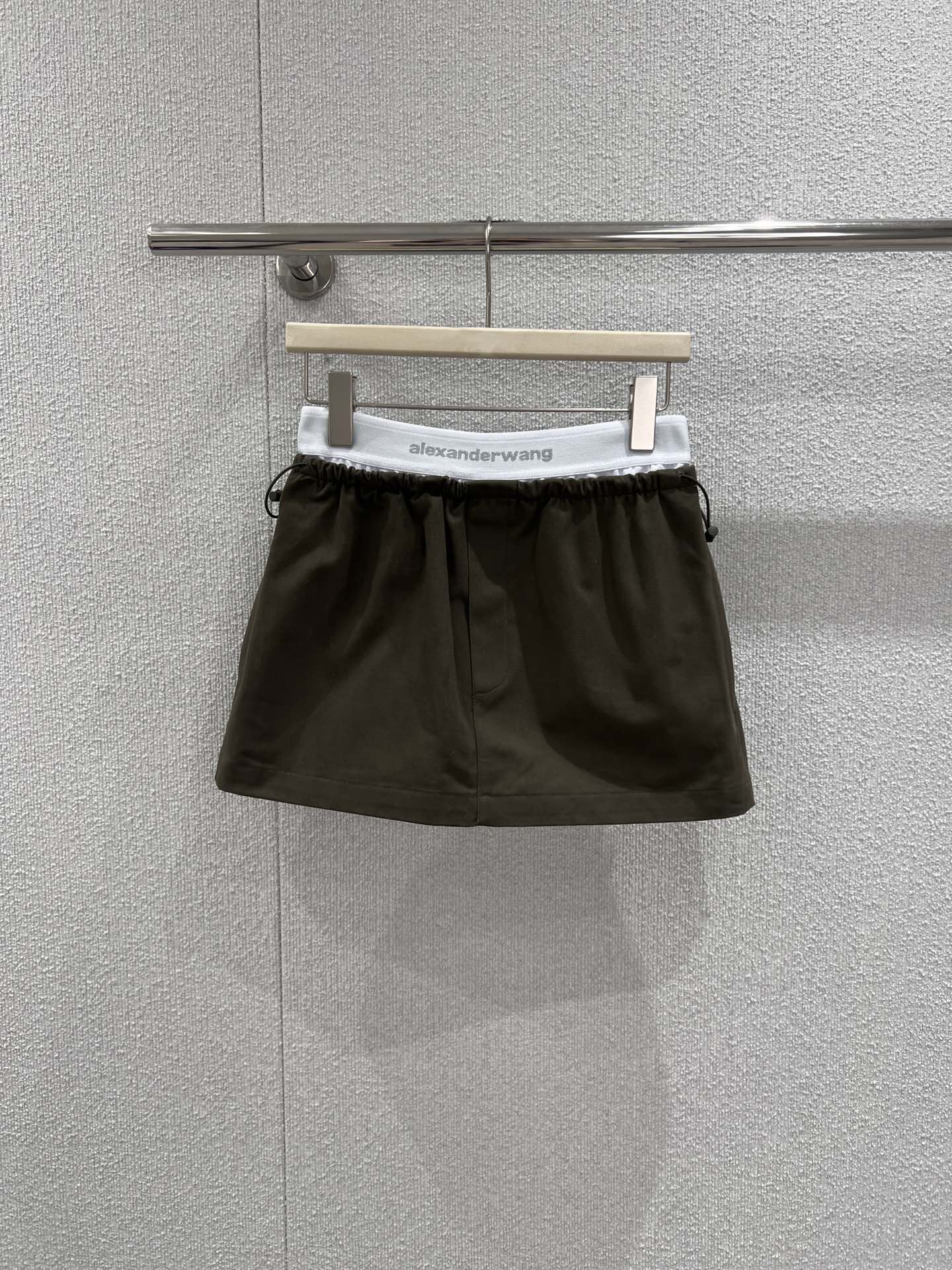 NO:731647,Supports exchange of Alexander*r Wang 26SS early spring new style elastic letter waist skirt丨exclusively developed by yb!  High quality production!  It combines street genes with a minimalist silhouette and uses matte fabric with a full sense of drape, which maintains a stiff texture while being soft and skin-friendly. The iconic wide-brimmed elastic waistband is fully printed with logos, which is both a visual focus and adaptable to various body shapes. The hidden zippers and three-dimensional tailoring on the side outline neat lines, and the A-line shape cleverly modifies the leg lines, taking into account both fashion and practical wear.  Whether paired with a see-through shirt to create a cool, sweet and cool feel, or layered with a short sweatshirt to create an American relaxed atmosphere, it can easily become the finishing touch of an early spring look and is a must-have item for creating a high-street mix and match style. Ready-made S/M/L real shot details, hoodie, sweatshirts, skirts, shirts,19860909支持换款 Alexand*r Wang 26SS早春新款 松紧字母腰半身裙丨独家yb开发！高版出品！以极简廓形融合街头基因,选用垂坠感十足的哑光面料,在保持挺括质感的同时兼具柔软亲肤性.标志性的宽边松紧腰头印满标识,既是视觉焦点,也能适配多元身形；侧边隐藏拉链与立体剪裁,勾勒利落线条,A字版型巧妙修饰腿部线条,兼顾时髦与实穿.无论是搭配透视衬衫打造清冷甜酷感,还是与短款卫衣叠穿营造美式松弛氛围,都能轻松成为早春造型的点睛之笔,是打造高街混搭风的必备单品.现货发售S/M/L实拍细节图,,hoodie,sweatshirts,skirts,shirts,,Women's clothing