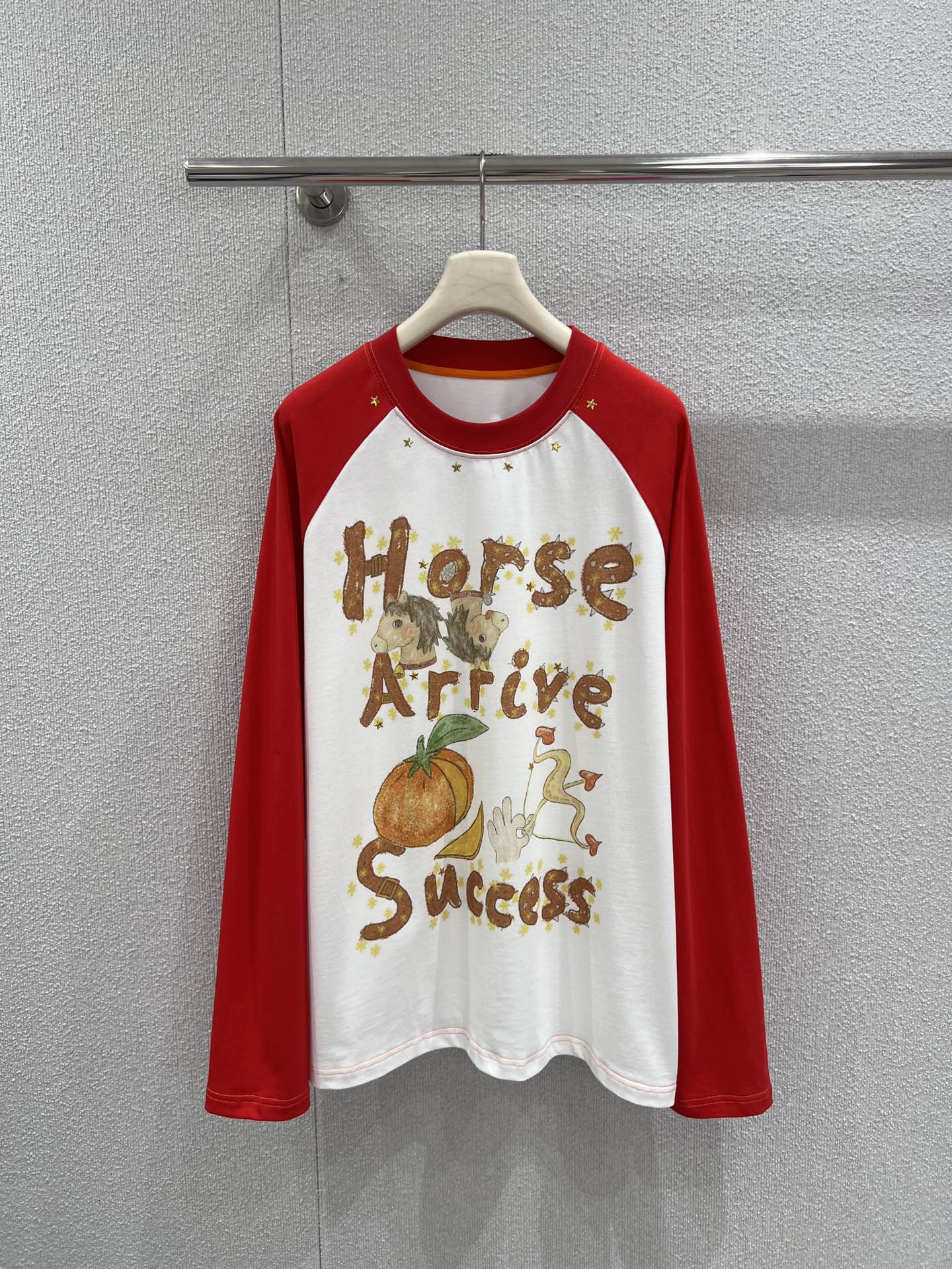 NO:730803,Support exchange CHEE*I UPI 26SS Early Spring Year of the Horse New Year series contrasting printed long-sleeved T-shirt丨Exclusive high-end version!  The classic red and white contrasting raglan sleeve style has a New Year vibe. The overall fit is loose and oversize, making it lazy and casual to wear!  The graffiti hand-painted color combination is full of fun, and the front is full of childlike pony patterns. The cartoon retro and playful print [Wow] is fashionable and versatile. It is very nice to wear alone or with inner layers. The classic small round neck design is simple and easy to wear. It attracts full attention when walking on the street!  It feels lazy and casual and is so wearable!  The kind that has its own slimming properties and can’t be taken off!  Easily fits all body types!  Fashionistas, why not use pure cotton material, which is extremely comfortable!  Babies, you must make arrangements to welcome the New Year!  Close your eyes and rush!  Ready for sale, one size fits all (F), real shot details, versace, tees, t-shirt,19860909支持换款 CHEE*I UPI 26SS早春马年贺岁款系列撞色印花长袖T恤丨独家高版出品！新年氛经典的红白撞色插肩袖款式,整体版型偏宽松oversize,穿起来慵懒又随性！涂鸦手绘色彩搭配趣味感十足,正面印满了童趣满满的小马图案 卡通复古又俏皮印花[哇] 时髦百搭 单穿内搭都很nice 经典的小圆领设计简洁好穿 走在街上吸睛度满分！慵懒又随意感觉真的太好穿了！自带显瘦属性 脱不下来的那种！各种体型都能轻松驾驭！时髦精们BI入好吧采用纯棉材质舒适度爆表！宝宝们 迎新年必须安排上呀！都给我闭眼冲！现货发售 均码（F）实拍细节图,,versace,tees，t-shirt,,Women's clothing