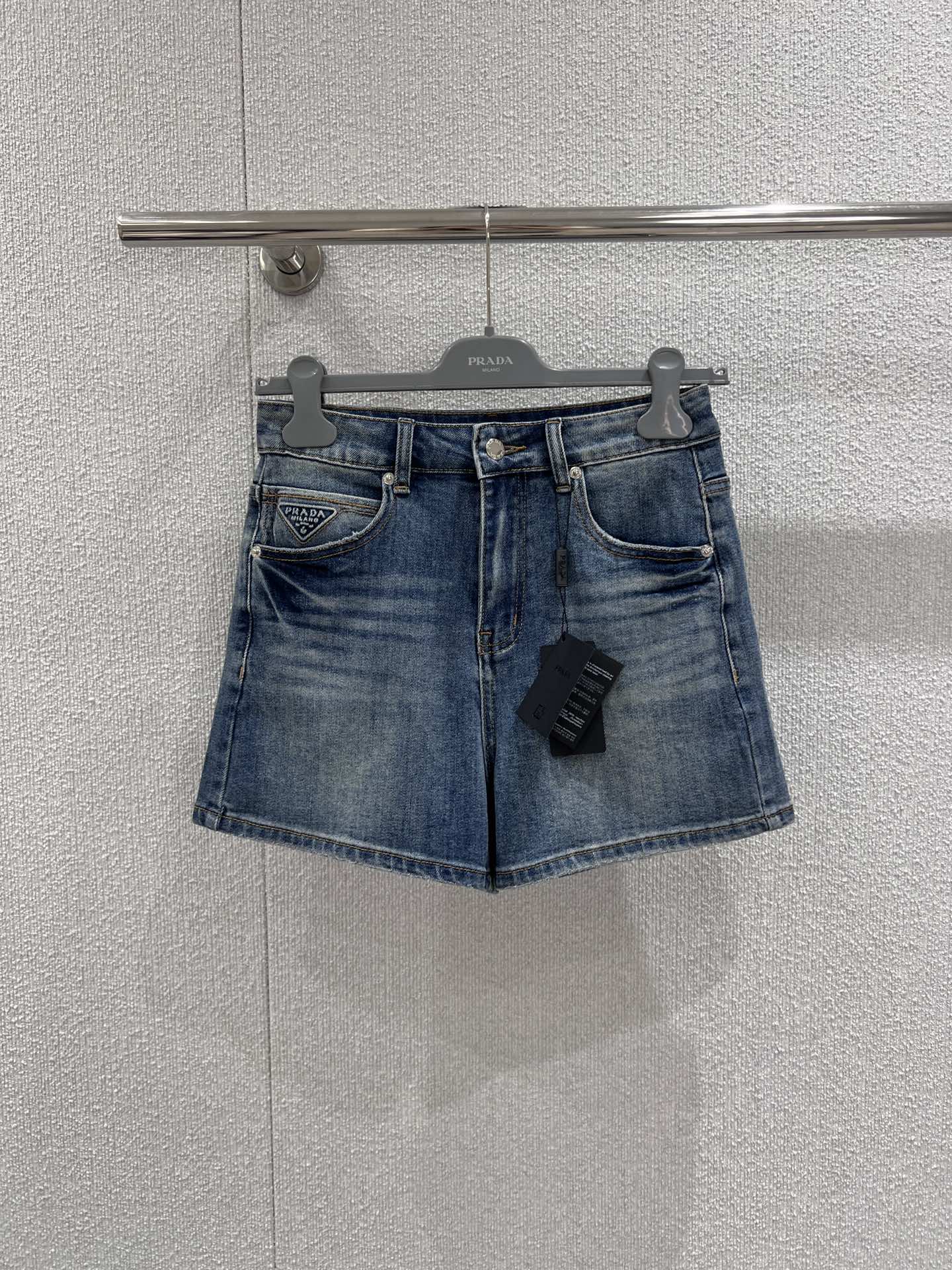 NO:732165,Support for exchange Prad* 26Ss early spring new style logo pocket embossed denim shorts丨Exclusive high-end version!  It is made of heavy-weight washed denim fabric and processed with special techniques to show a natural aged color and soft texture, combining retro texture and wearing comfort. The triangular logo embossing on the back pocket is the finishing touch, showing off the identity in a low-key manner, and the leather label on the back waist extends  Continuing the consistent exquisite craftsmanship. The high-waist tailoring accurately enhances the waistline and optimizes the body proportions. The pants are loose but not draggy, and can modify the leg lines just right, making you look taller and slimmer. Actual details of S/M/L available for sale now, prada, shorts,19860909支持换款 Prad* 26Ss早春新款 logo口袋压花牛仔短裤丨独家高版出品！选用重磅水洗牛仔面料,经过特殊工艺处理,呈现出自然的做旧色泽与柔软筋骨感,兼具复古质感与穿着舒适度.后袋的三角形Logo压花是点睛之笔,低调中彰显身份,后腰的皮质标签则延续了一贯的精湛工艺.高腰剪裁精准提升腰线,优化身材比例,裤型宽松却不拖沓,能恰到好处地修饰腿部线条,显高又显瘦.现货发售S/M/L实拍细节图,,prada,shorts,,Women's clothing