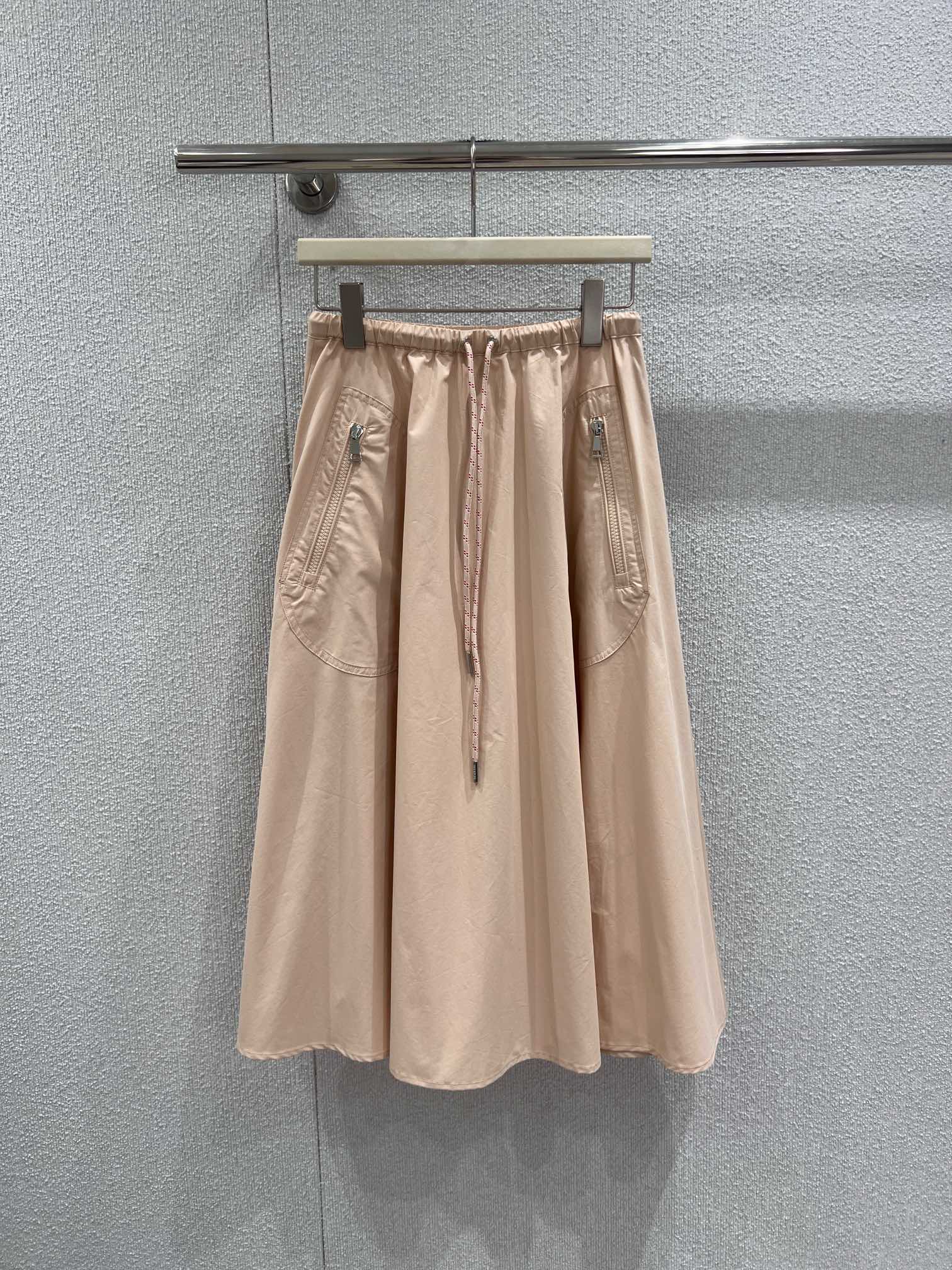 NO:732187,Supports exchange for Moncl*r 26Ss new spring and summer drawstring cotton mid-length skirt丨exclusively developed by yb!  Top quality production!  Made of heavyweight high-density cotton fabric, it feels soft yet crisp and stylish. The A-line hem is full of drape, giving it a lazy and elegant dynamic aesthetic when walking around. The contrasting drawstring design on the waist is both a visual highlight and can be adjusted freely.  Elastic, adaptable to different waist sizes. The zipper pockets on both sides hide functional details, which are both beautiful and practical. Three colors of navy blue, mocha brown, and rice apricot are available. Available in stock, S/M/L, real shot details,, skirts,19860909支持换款 Moncl*r 26Ss春夏新款 抽绳棉质中长款半身裙丨独家yb开发！顶级高版出品！采用重磅高密棉质面料,触感柔软却挺括有型,垂坠感十足的A字大摆,走动间自带慵懒飘逸的动态美感.腰部的撞色抽绳设计,既是视觉亮点,也能自由调节松紧,适配不同腰围.两侧的拉链口袋暗藏机能细节,兼具美观与实用性.藏青、摩卡棕、米杏三色可选,现货发售S/M/L实拍细节图,,skirts,,Women's clothing
