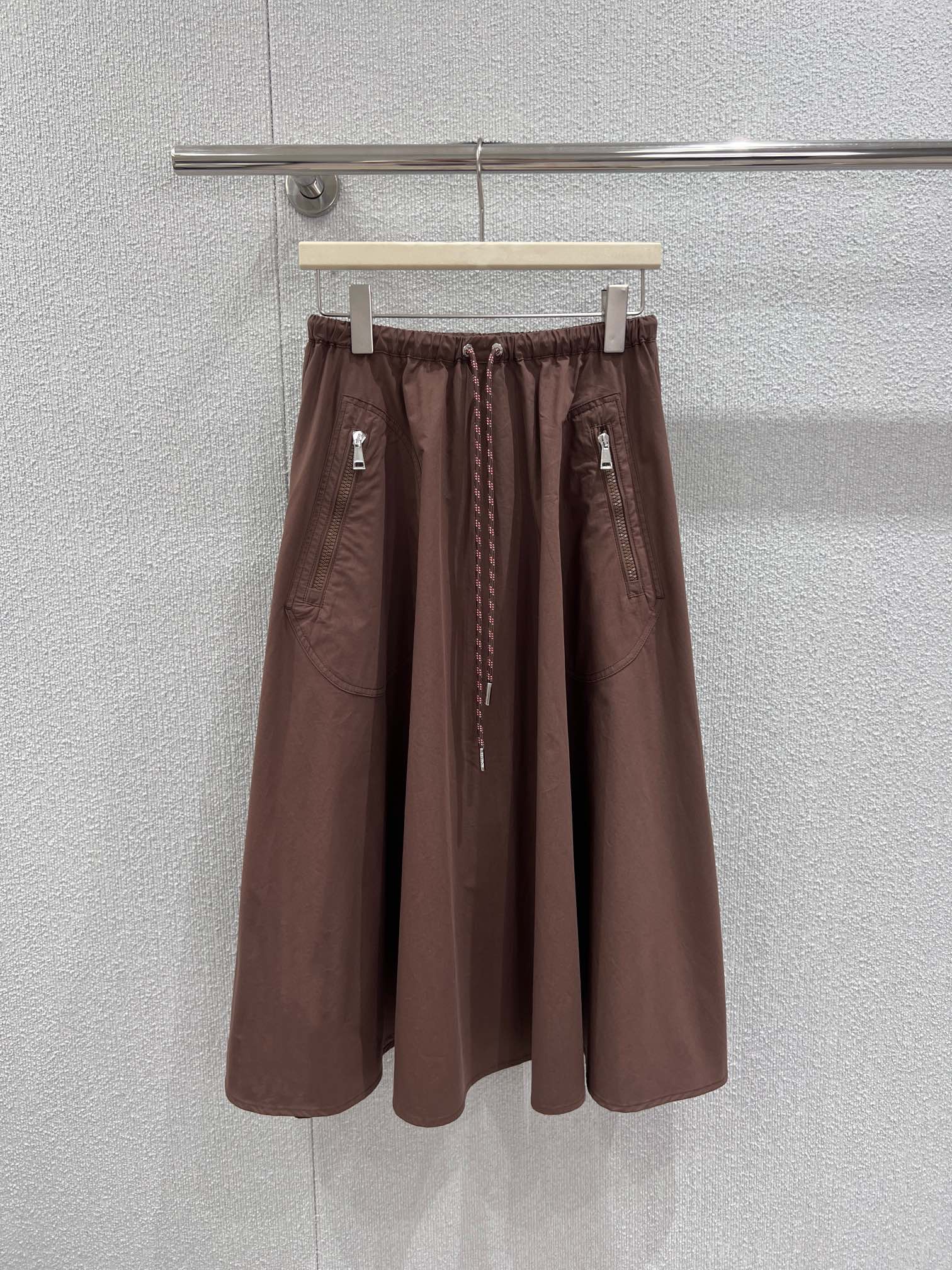 NO:732175,Supports exchange for Moncl*r 26Ss new spring and summer drawstring cotton mid-length skirt丨exclusively developed by yb!  Top quality production!  Made of heavyweight high-density cotton fabric, it feels soft yet crisp and stylish. The A-line hem is full of drape, giving it a lazy and elegant dynamic aesthetic when walking around. The contrasting drawstring design on the waist is both a visual highlight and can be adjusted freely.  Elastic, adaptable to different waist sizes. The zipper pockets on both sides hide functional details, which are both beautiful and practical. Three colors of navy blue, mocha brown, and rice apricot are available. Available in stock, S/M/L, real shot details,, skirts,19860909支持换款 Moncl*r 26Ss春夏新款 抽绳棉质中长款半身裙丨独家yb开发！顶级高版出品！采用重磅高密棉质面料,触感柔软却挺括有型,垂坠感十足的A字大摆,走动间自带慵懒飘逸的动态美感.腰部的撞色抽绳设计,既是视觉亮点,也能自由调节松紧,适配不同腰围.两侧的拉链口袋暗藏机能细节,兼具美观与实用性.藏青、摩卡棕、米杏三色可选,现货发售S/M/L实拍细节图,,skirts,,Women's clothing