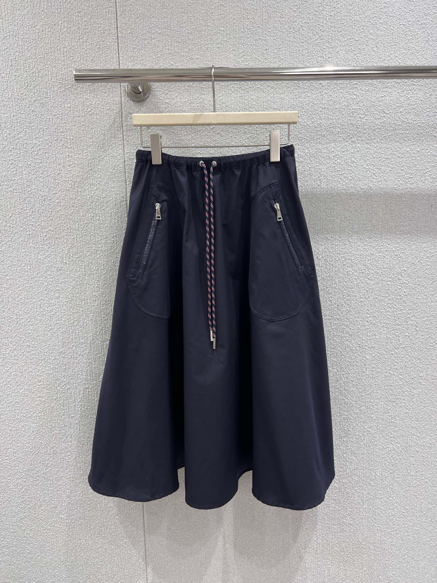 NO:732163,Supports exchange for Moncl*r 26Ss new spring and summer drawstring cotton mid-length skirt丨exclusively developed by yb!  Top quality production!  Made of heavyweight high-density cotton fabric, it feels soft yet crisp and stylish. The A-line hem is full of drape, giving it a lazy and elegant dynamic aesthetic when walking around. The contrasting drawstring design on the waist is both a visual highlight and can be adjusted freely.  Elastic, adaptable to different waist sizes. The zipper pockets on both sides hide functional details, which are both beautiful and practical. Three colors of navy blue, mocha brown, and rice apricot are available. Available in stock, S/M/L, real shot details,, skirts,19860909支持换款 Moncl*r 26Ss春夏新款 抽绳棉质中长款半身裙丨独家yb开发！顶级高版出品！采用重磅高密棉质面料,触感柔软却挺括有型,垂坠感十足的A字大摆,走动间自带慵懒飘逸的动态美感.腰部的撞色抽绳设计,既是视觉亮点,也能自由调节松紧,适配不同腰围.两侧的拉链口袋暗藏机能细节,兼具美观与实用性.藏青、摩卡棕、米杏三色可选,现货发售S/M/L实拍细节图,,skirts,,Women's clothing