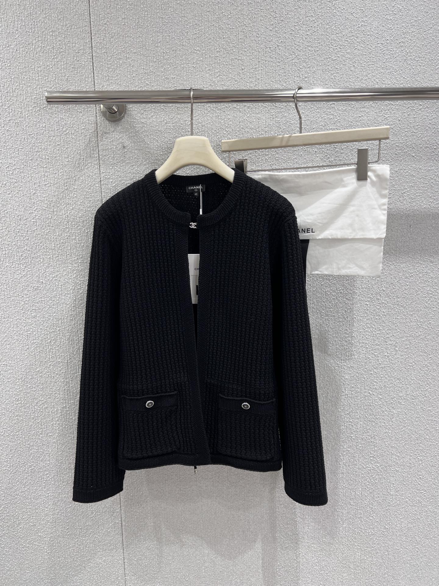 NO:731670,Supports exchange of styles Chane* 26C Advanced Handicraft Workshop Series C-buckle drawstring waist knitted cardigan丨Exclusively developed by yb!  Top quality production!  The iconic three-dimensional knitted fabric is used as the base, and the classic black tone is blended with delicate texture to convey a low-key and luxurious texture. The collarless silhouette is neat and elegant, and the iconic C-button on the collar and the drawstring design on both sides form the visual focus. The waistline can be freely adjusted to create multiple shapes; the loose three-quarter sleeves are tailored to suit the needs of layering in early spring, and the metal details on the pockets continue.  The craftsmanship of the handicraft workshop. Whether it is paired with wide-leg jeans to create a relaxed atmosphere, or combined with a little black skirt to create an exquisite dinner look, it can be the finishing touch of the look. It is a core item of the wardrobe that is both practical and highly recognizable. Ready-made S/M/L real shot details,, chanel, skirts, jeans,19860909支持换款 Chane* 26C高级手工坊系列 C扣抽绳收腰针织开衫丨独家yb开发！顶级高版出品！标志性的立体针织面料为基底,在经典黑色调中融入细腻肌理,传递低调奢华的质感.无领廓形利落大气,领口的标志性C扣与两侧抽绳设计形成视觉焦点,可自由调节腰线打造多元造型；宽松七分袖剪裁适配早春叠穿需求,口袋处的金属细节则延续了手工坊的匠心工艺.无论是搭配阔腿牛仔裤营造松弛氛围感,还是与小黑裙组合打造精致晚宴造型,都能成为造型的点睛之笔,是兼具实穿性与高辨识度的衣橱核心单品.现货发售S/M/L实拍细节图,,chanel,skirts,jeans,,Women's clothing