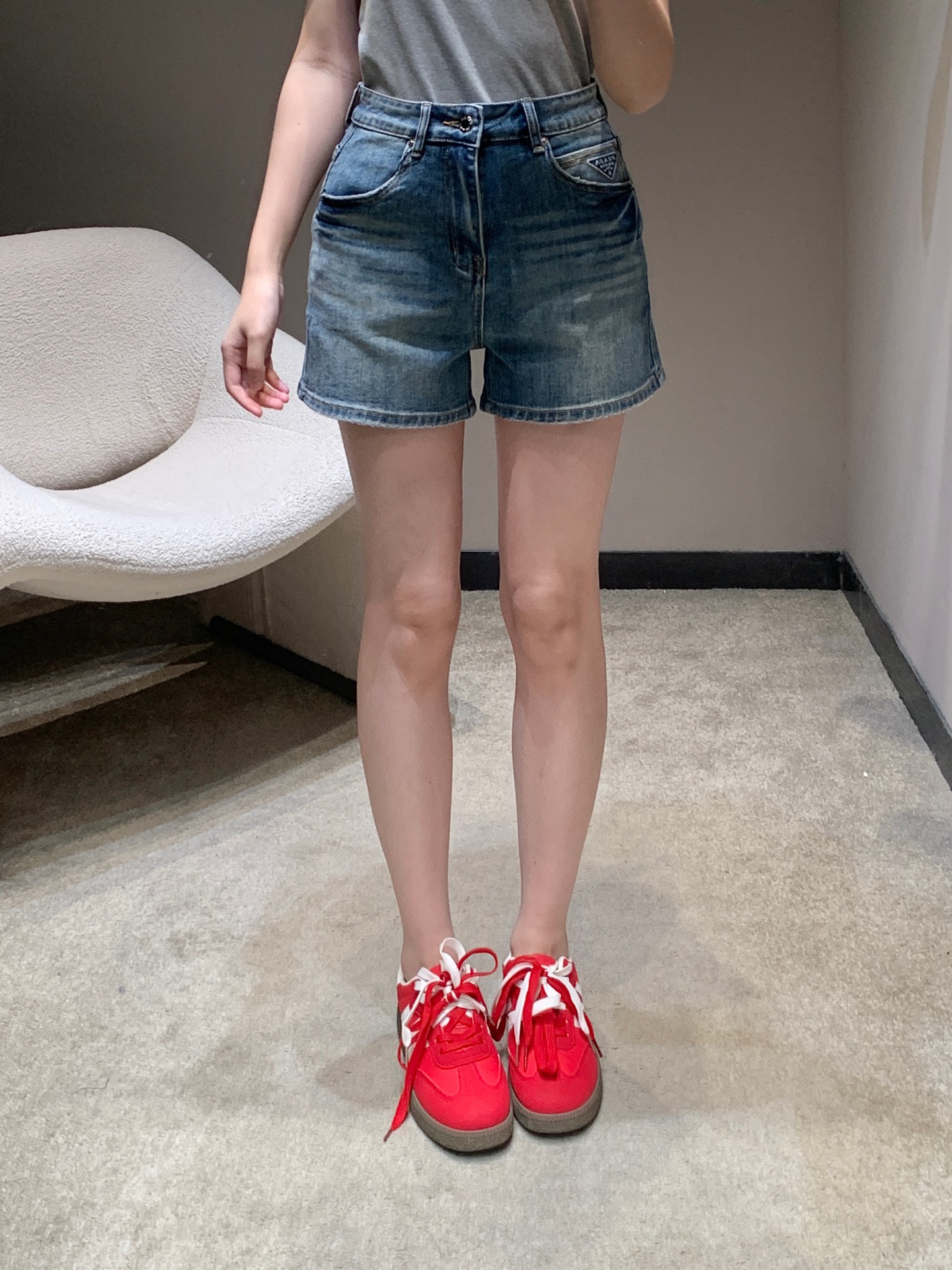 NO:732171,Prad* 26Ss early spring new style logo pocket embossed denim shorts丨Exclusive high-end version!  It is made of heavy-weight washed denim fabric and processed with special technology to show a natural aged color and soft texture, which combines retro texture and wearing comfort. The triangular logo embossing on the back pocket is the finishing touch, showing off your identity in a low-key manner, and the leather logo on the back waist  The signature continues the consistent exquisite craftsmanship. The high-waist tailoring accurately enhances the waistline and optimizes the body proportions. The pants are loose but not draggy, and can appropriately modify the leg lines, making the legs appear taller and slimmer. Available in stock in S/M/L, prada, shorts,19860909Prad* 26Ss早春新款 logo口袋压花牛仔短裤丨独家高版出品！选用重磅水洗牛仔面料,经过特殊工艺处理,呈现出自然的做旧色泽与柔软筋骨感,兼具复古质感与穿着舒适度.后袋的三角形Logo压花是点睛之笔,低调中彰显身份,后腰的皮质标签则延续了一贯的精湛工艺.高腰剪裁精准提升腰线,优化身材比例,裤型宽松却不拖沓,能恰到好处地修饰腿部线条,显高又显瘦.现货发售S/M/L,,prada,shorts,,Women's clothing