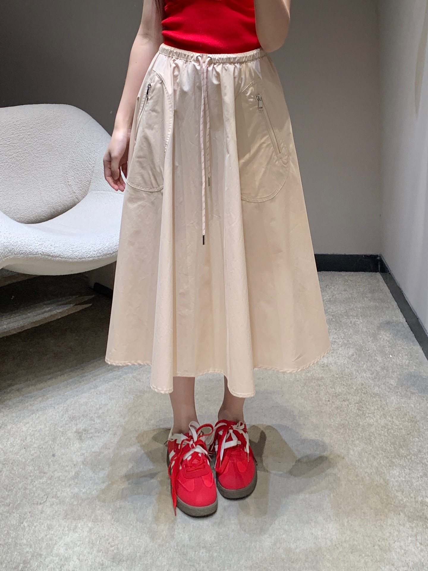 NO:732192,Moncl*r 26Ss new spring and summer drawstring cotton mid-length skirt | Exclusively developed by yb!  Top quality production!  It is made of heavyweight high-density cotton fabric, which is soft to the touch but stiff and stylish. The A-line hem with full drape gives a lazy and elegant dynamic aesthetic when walking. The contrasting drawstring design on the waist is not only a visual highlight, but also can be freely adjusted to suit different waist sizes. The zipper pockets on both sides hide functional details, which is both beautiful and practical. Navy blue, mocha brown, and rice apricot are available in three colors. Available in stock, S/M/L,,skirts,19860909Moncl*r 26Ss春夏新款 抽绳棉质中长款半身裙丨独家yb开发！顶级高版出品！采用重磅高密棉质面料,触感柔软却挺括有型,垂坠感十足的A字大摆,走动间自带慵懒飘逸的动态美感.腰部的撞色抽绳设计,既是视觉亮点,也能自由调节松紧,适配不同腰围.两侧的拉链口袋暗藏机能细节,兼具美观与实用性.藏青、摩卡棕、米杏三色可选,现货发售S/M/L,,skirts,,Women's clothing