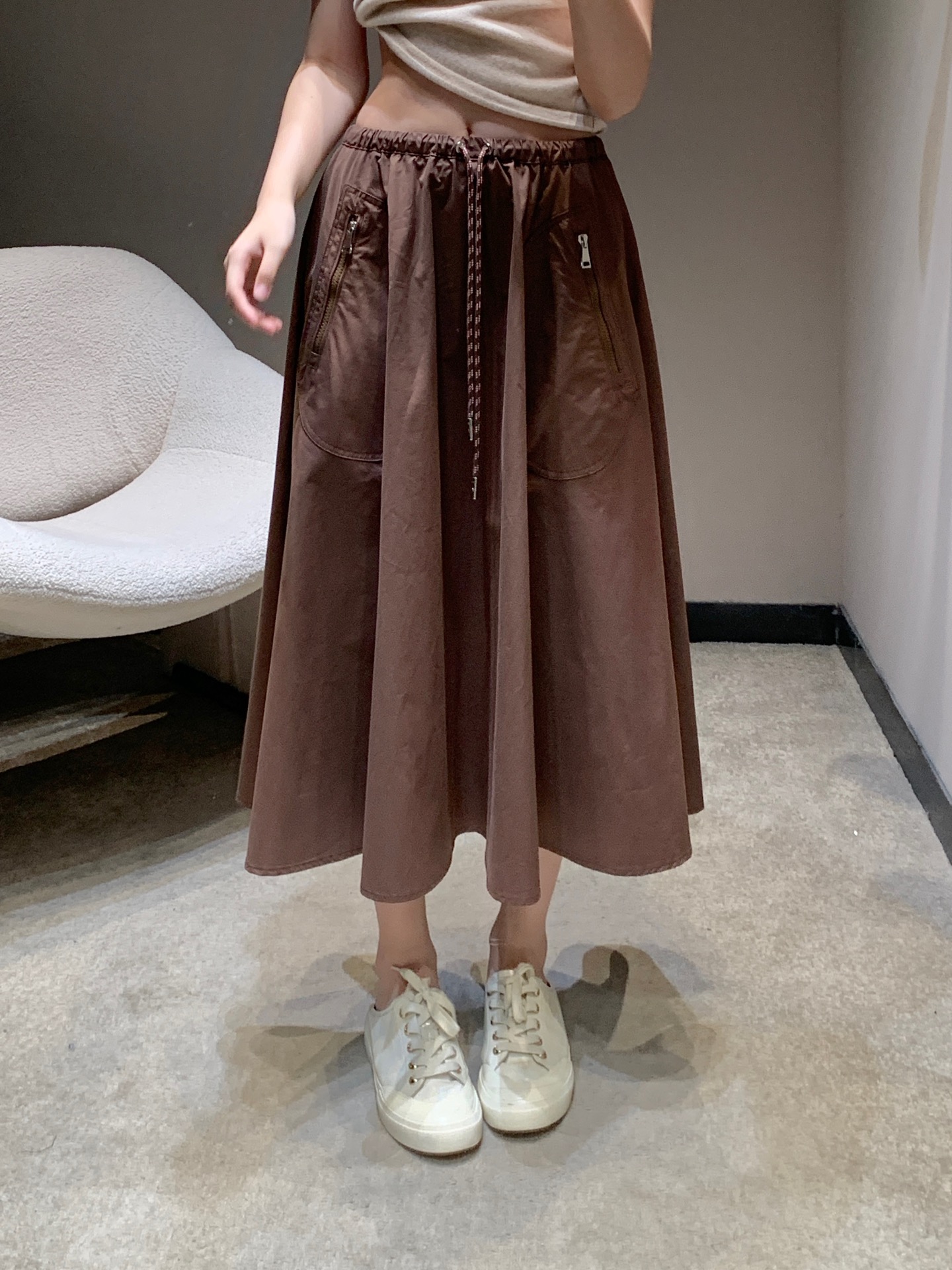 NO:732181,Moncl*r 26Ss new spring and summer drawstring cotton mid-length skirt | Exclusively developed by yb!  Top quality production!  It is made of heavyweight high-density cotton fabric, which is soft to the touch but stiff and stylish. The A-line hem with full drape gives a lazy and elegant dynamic aesthetic when walking. The contrasting drawstring design on the waist is not only a visual highlight, but also can be freely adjusted to suit different waist sizes. The zipper pockets on both sides hide functional details, which is both beautiful and practical. Navy blue, mocha brown, and rice apricot are available in three colors. Available in stock, S/M/L,,skirts,19860909Moncl*r 26Ss春夏新款 抽绳棉质中长款半身裙丨独家yb开发！顶级高版出品！采用重磅高密棉质面料,触感柔软却挺括有型,垂坠感十足的A字大摆,走动间自带慵懒飘逸的动态美感.腰部的撞色抽绳设计,既是视觉亮点,也能自由调节松紧,适配不同腰围.两侧的拉链口袋暗藏机能细节,兼具美观与实用性.藏青、摩卡棕、米杏三色可选,现货发售S/M/L,,skirts,,Women's clothing