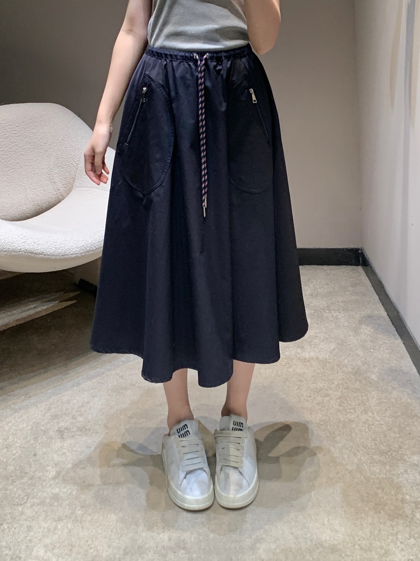 NO:732169,Moncl*r 26Ss new spring and summer drawstring cotton mid-length skirt | Exclusively developed by yb!  Top quality production!  It is made of heavyweight high-density cotton fabric, which is soft to the touch but stiff and stylish. The A-line hem with full drape gives a lazy and elegant dynamic aesthetic when walking. The contrasting drawstring design on the waist is not only a visual highlight, but also can be freely adjusted to suit different waist sizes. The zipper pockets on both sides hide functional details, which is both beautiful and practical. Navy blue, mocha brown, and rice apricot are available in three colors. Available in stock, S/M/L,,skirts,19860909Moncl*r 26Ss春夏新款 抽绳棉质中长款半身裙丨独家yb开发！顶级高版出品！采用重磅高密棉质面料,触感柔软却挺括有型,垂坠感十足的A字大摆,走动间自带慵懒飘逸的动态美感.腰部的撞色抽绳设计,既是视觉亮点,也能自由调节松紧,适配不同腰围.两侧的拉链口袋暗藏机能细节,兼具美观与实用性.藏青、摩卡棕、米杏三色可选,现货发售S/M/L,,skirts,,Women's clothing