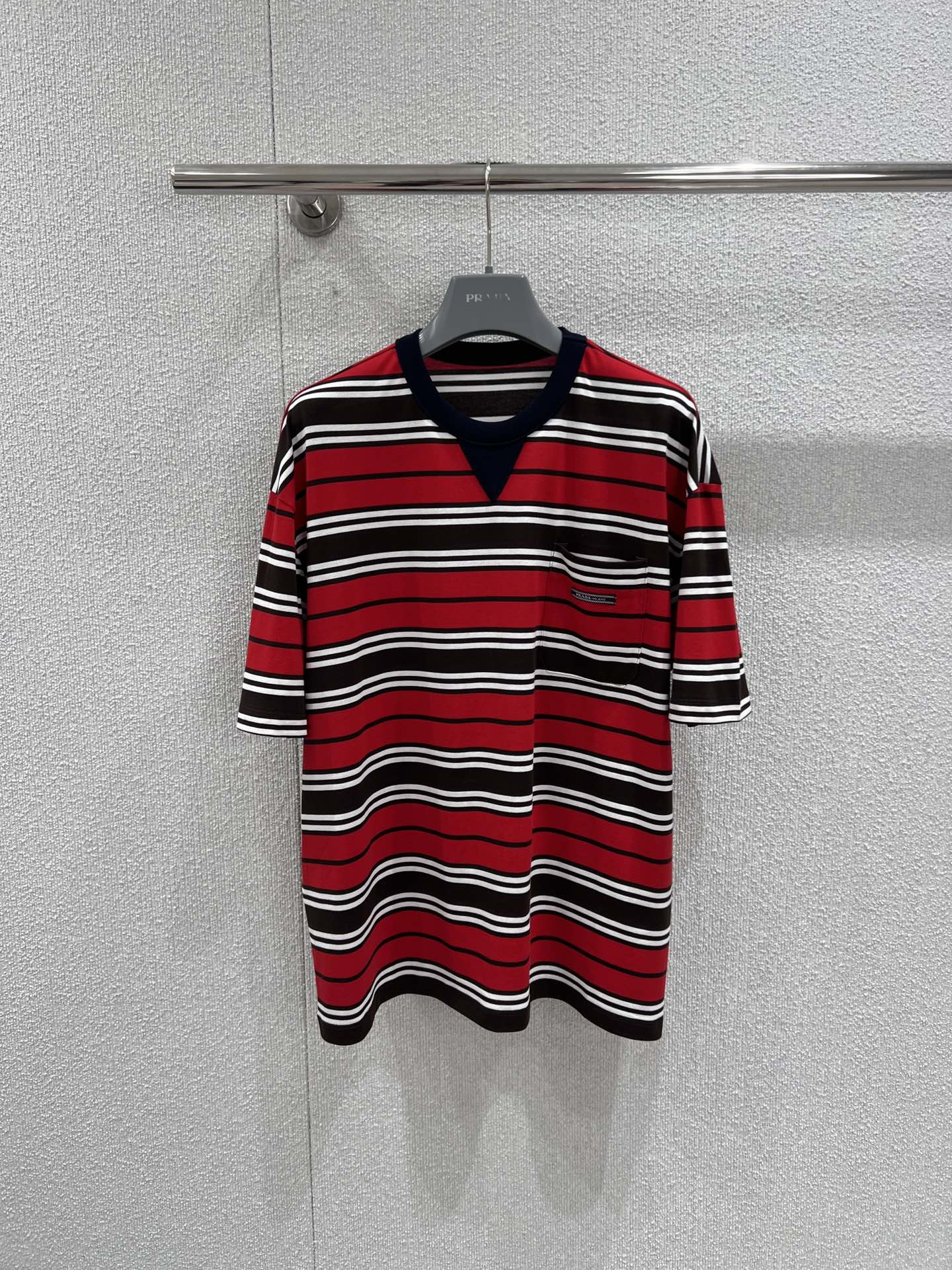 NO:731594,Supports exchange Prad* 26Ss early spring new style red, brown and white color-blocked round neck short-sleeved T-shirt丨Exclusively developed by yb!  High quality production!  It is made of pure cotton fabric, and the silhouette tailoring brings a relaxed and comfortable wearing experience. The round neck design retains a simple texture, and is matched with the same color cloth logo to low-key recognition. Whether paired with a pleated skirt to create a college style, or combined with denim shorts for a casual street feel, it can easily adapt to multiple styles. It is a versatile item for both men and women in early spring. Ready-made S/M/L real shot details, prada, skirts, shorts, T-shirt, tees, t-shirt,19860909支持换款 Prad* 26Ss早春新款 红棕白拼色廓形圆领短袖T恤丨独家yb开发！高版出品！采用纯棉面料,廓形剪裁带来松弛舒适的穿着体验,圆领设计保留简约质感,搭配同色系布标Logo,低调彰显辨识度.无论搭配百褶裙打造学院风,还是与牛仔短裤组合出随性街头感,都能轻松适配多元风格,是早春男女通穿的百搭单品.现货发售S/M/L实拍细节图,,prada,skirts,shorts,T-shirt,tees，t-shirt,,Women's clothing