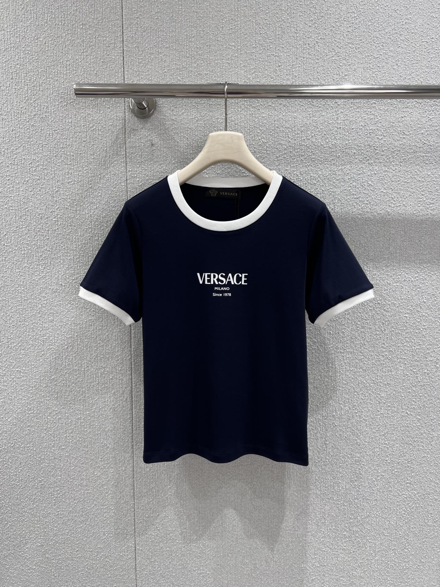 NO:732188,Support exchange Versac* 26Ss new spring and summer classic logo printed round neck short-sleeved T-shirt丨Exclusive high-end version!  It is made of heavyweight high-count cotton fabric, which is soft and waxy to the touch and has a sinewy feel. It is stiff and not easy to deform when worn. The contrasting rib design on the collar and cuffs adds a retro sports atmosphere to the classic round-neck T-shirt, and the logo print is the finishing touch, breaking the monotony with playful details and highlighting the iconic pioneering attitude. Ready-made S/M/L real shot details, versace, T-shirt, tees, t-shirt,19860909支持换款Versac* 26Ss春夏新款 经典logo印花圆领短袖T恤丨独家高版出品！采用重磅高支棉面料,触感软糯且自带筋骨感,穿着挺括不易变形.领口与袖口的撞色罗纹设计,在经典圆领T恤的基础上增添了复古运动气息,而Logo印花则是点睛之笔,以玩味细节打破单调,彰显标志性的先锋态度.现货发售S/M/L实拍细节图,,versace,T-shirt,tees，t-shirt,,Women's clothing
