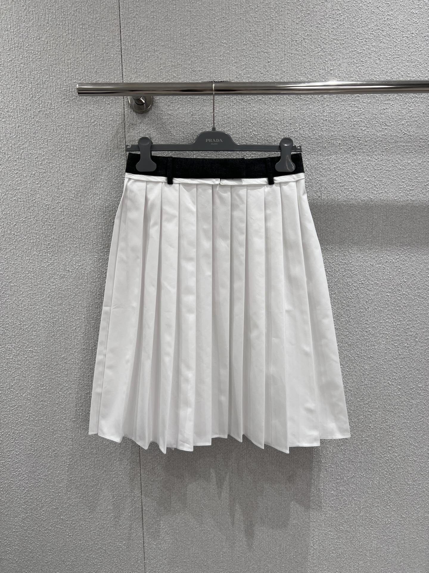 NO:732197,Supports exchange Prad* 26Ss early spring new high-waist logo long pleated skirt丨Exclusively developed by yb!  Top quality production!  It is made of crisp cotton blended fabric and is shaped by a special pleating process. The pleats are three-dimensional and not easy to deform. It moves like a flowing organ and has an elegant rhythm. The high-waisted tailoring is matched with the iconic triangle logo belt to accurately lift the waistline and easily create a golden ratio of 30 to 70, which is especially friendly to small people and pear-shaped figures. The pure off-white color comes with a soft light filter, which can be paired with a college-style knitted Polo shirt to create a retro commuting look!  Ready-made S/M/L real shot details, prada, skirts, gold,19860909支持换款 Prad* 26Ss早春新款 高腰徽标长款百褶半身裙丨独家yb开发！顶级高版出品！采用挺括的棉质混纺面料,经特殊压褶工艺定型,褶裥立体分明且不易变形,走动间如流动的风琴,自带优雅韵律.高腰剪裁搭配标志性的三角徽标腰带,精准提升腰线,轻松打造三七分黄金比例,对小个子和梨形身材尤为友好.纯净的米白色调自带柔光滤镜,既能搭配学院风针织Polo衫打造复古通勤造型！现货发售S/M/L实拍细节图,,prada,skirts,gold,,Women's clothing