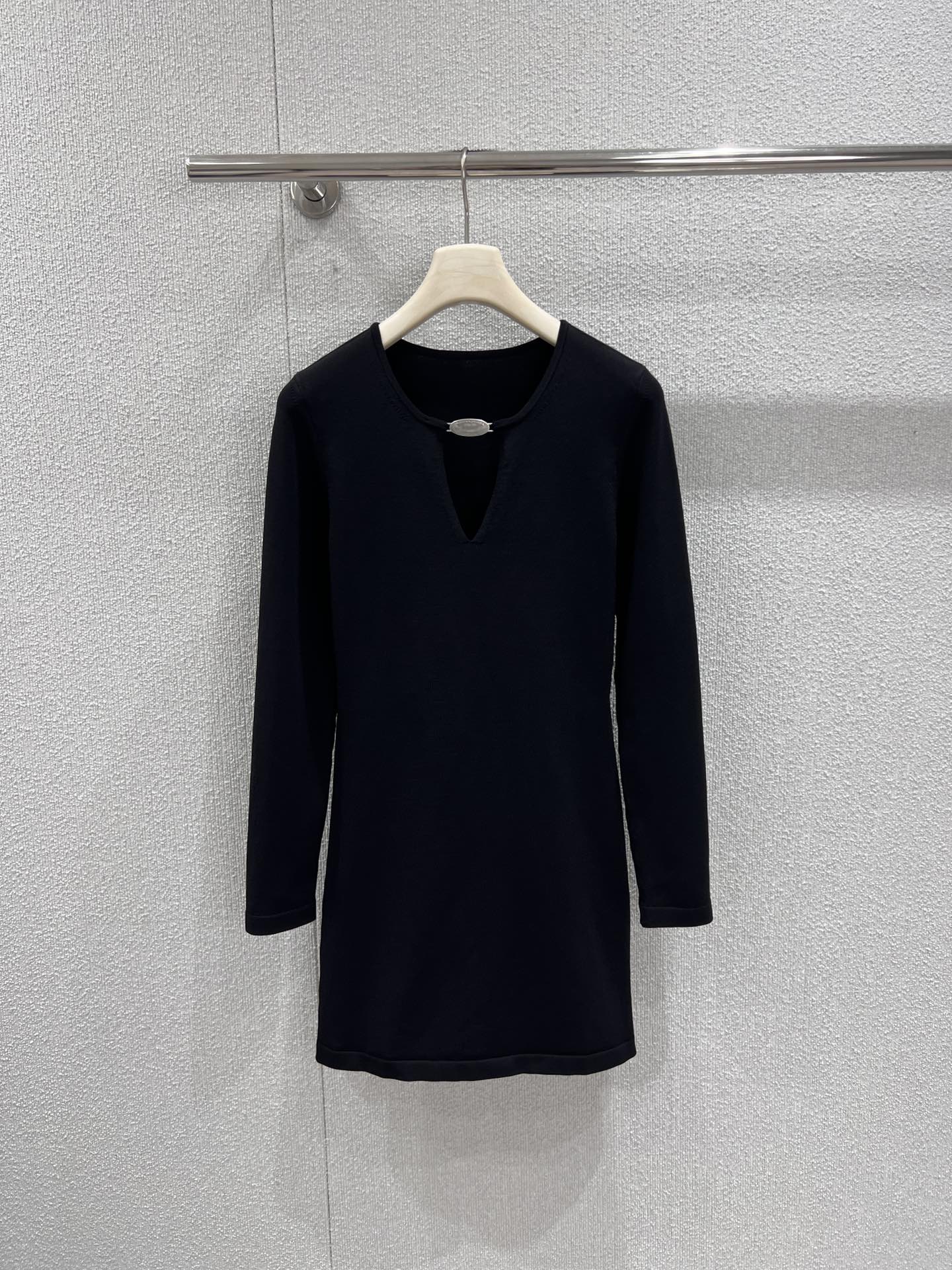 NO:732152,Supports exchange of styles. Alexand*r wang 26Ss early spring new style hollow slim knitted dress丨Exclusive high-end version!  Made of highly elastic, soft and waxy skin-friendly knitted fabric, it fits the curves of the body like a second layer of skin and outlines the beautiful proportions of the waist and hips. The exquisite hollow design on the neckline is the finishing touch, revealing the delicate collarbone and neck lines, hiding a sultry thought in simplicity. The long-sleeved design balances the sexiness of the short skirt.  The overall look finds a perfect balance between hotness and elegance. The classic pure black color comes with a slimming filter, which can be easily controlled whether it is paired with pointed boots to create a cool street style. Ready-made S/M/L real shot details, boots, skirts,19860909支持换款 Alexand*r wang 26Ss早春新款 镂空修身针织连衣裙丨独家高版出品！采用高弹软糯的亲肤针织面料,如第二层肌肤般贴合身体曲线,勾勒出腰臀的优美比例.领口的精巧镂空设计是点睛之笔,露出精致锁骨与颈部线条,在简约中暗藏撩人小心思.长袖设计平衡了短裙的性感,让整体造型在火辣与优雅间找到了完美平衡点.经典的纯黑配色自带显瘦滤镜,无论是搭配尖头靴打造酷飒街头风,都能轻松驾驭.现货发售S/M/L实拍细节图,,boots,skirts,,Women's clothing