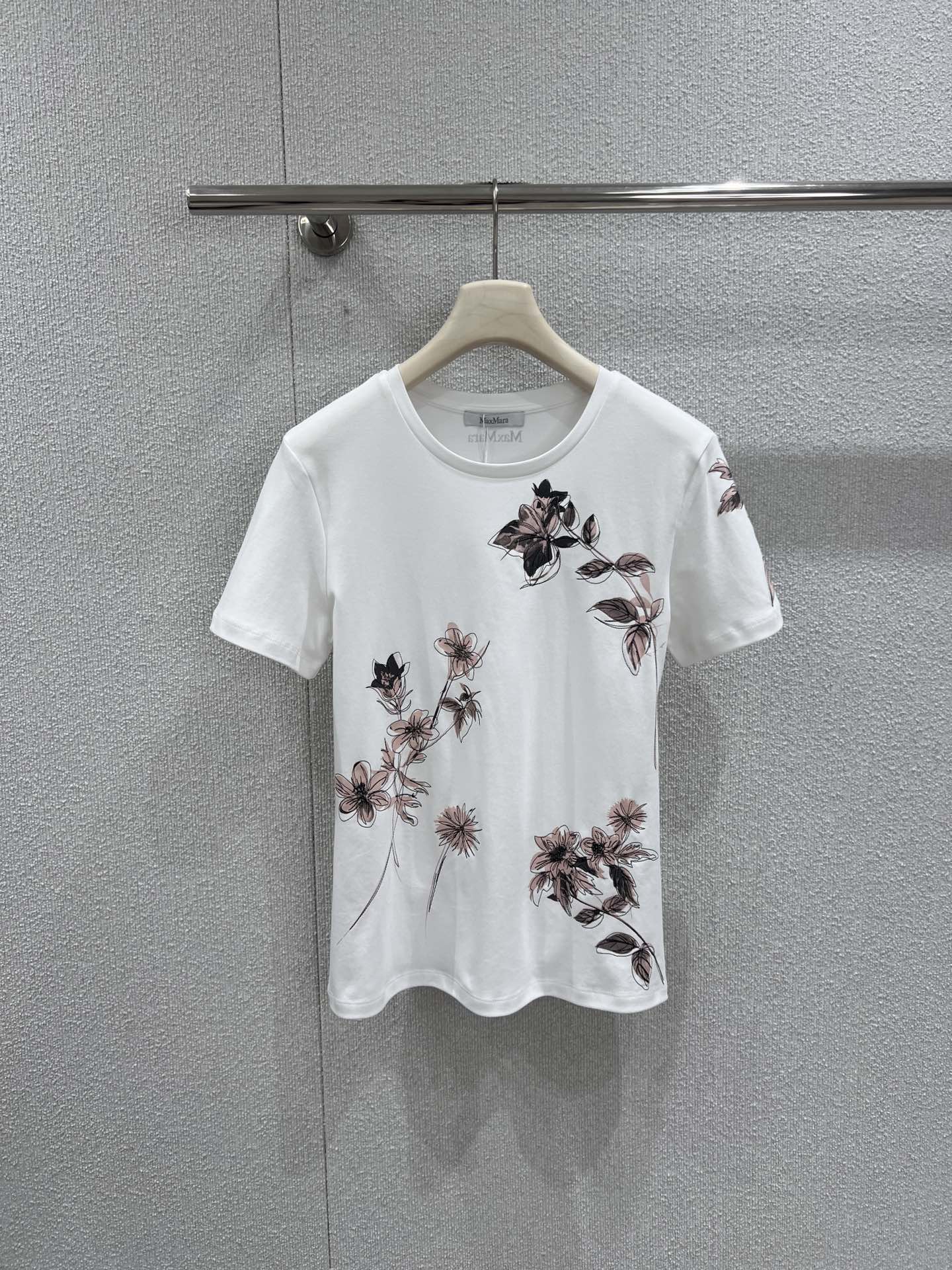 NO:732164,Support exchange MaxMar* 26ss early spring new flower print round neck short-sleeved T-shirt丨exclusively developed by yb!  Top quality production!  The iconic high-count cotton fabric is selected, which has a delicate and soft touch, is breathable and skin-friendly, and has both a crisp and drapey feel. The floral print on the body is designed with hand-painted brushstrokes, interweaving black gray and soft pink to create a rich visual effect, as if the spring flowers fall casually into the clothes, breaking the monotony of the basic white T. Ready-made S/M/L real shot details, T-shirt, tees, t-shirt,19860909支持换款MaxMar* 26ss早春新款 花朵印花圆领短袖T恤丨独家yb开发！顶级高版出品！选用标志性的高支棉面料,触感细腻柔软,透气亲肤,兼具挺括感与垂坠感.衣身的花卉印花采用手绘笔触设计,以黑灰与柔粉交织出层次丰富的视觉效果,仿佛将春日花枝随性地落于衣间,打破了基础白T的单调.现货发售S/M/L实拍细节图,,T-shirt,tees，t-shirt,,Women's clothing