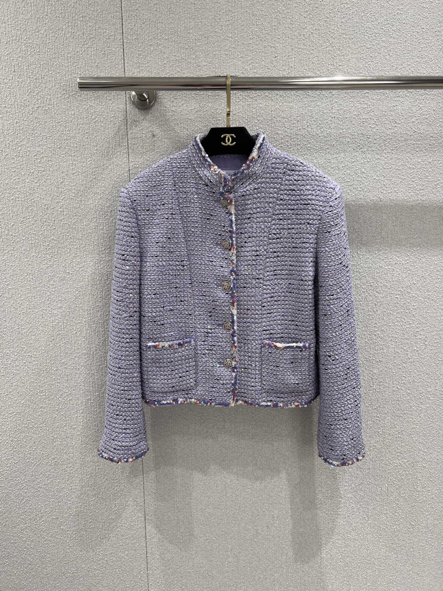 NO:740561,Supports exchange of styles Chane* 26C Advanced Handicraft Workshop Series New Purple Heavy Sequin Woven Twill Jacket丨Exclusively developed by yb!  Top quality production!  The tweed base is woven with an exclusive blending process. The placket and the edges of the body are covered with purple sequins. The stand-up collar is neatly cut and matched with metal buttons inlaid with crystals. The details are full of high-end texture. The short silhouette is very friendly to all body types, whether it is worn with  Wear it with a skirt from the same series to create a lady's suit, or wear it with a lace shirt and a white T-shirt as a daily mix and match, you can easily create a relaxed and elegant French style. Ready-made S/M/L real shot details, chanel, skirts, jackets  & coats,shirts,19860909支持换款 Chane* 26C高级手工坊系列新款 紫色重工亮片编织粗花尼外套丨独家yb开发！顶级高版出品！以独家混纺工艺编织而成的粗花呢基底,门襟与衣身边缘满缀的紫色幻彩亮片,立领剪裁利落精致,搭配镶嵌水晶的金属纽扣,细节处尽显高定质感.短款廓形对各种身材都十分友好,无论是搭配同系列半裙打造名媛套装,还是内搭蕾丝衬衫、白Tee做日常混搭,都能轻松塑造松弛又贵气的法式风格.现货发售S/M/L实拍细节图,,chanel,skirts,jackets & coats,shirts,,Women's clothing