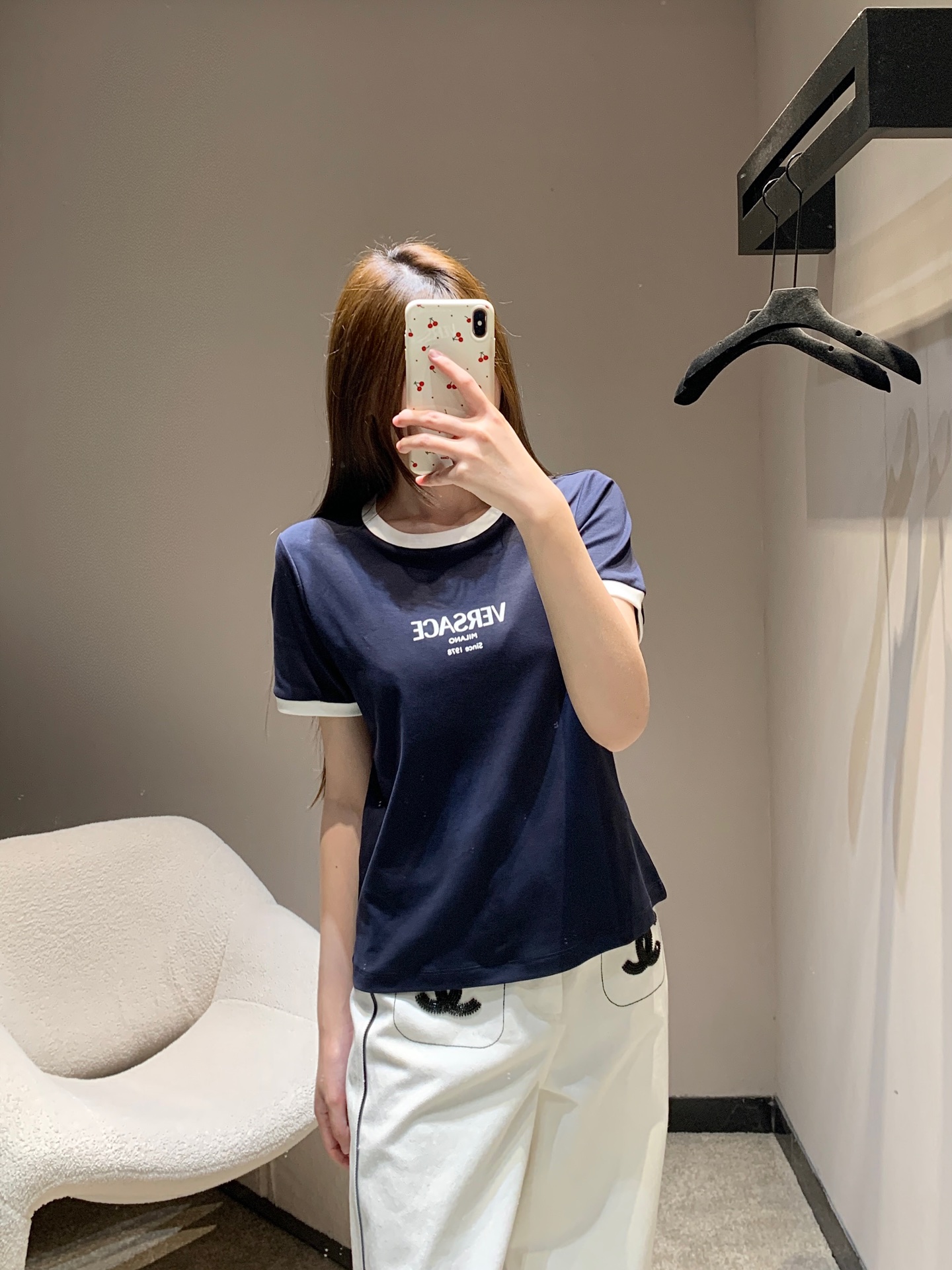 NO:732193,Versac* 26Ss new spring and summer classic logo printed round neck short-sleeved T-shirt | Exclusive high-end version!  It is made of heavyweight high-count cotton fabric, which is soft and waxy to the touch and has a sinewy feel. It is stiff and not easy to deform when worn. The contrasting rib design on the collar and cuffs adds a retro sports atmosphere to the classic round-neck T-shirt, and the logo printing is the finishing touch, breaking the monotony with playful details and highlighting the iconic pioneering attitude. Ready for sale S/M/L, versace, T-shirt, tees, t-shirt,19860909Versac* 26Ss春夏新款 经典logo印花圆领短袖T恤丨独家高版出品！采用重磅高支棉面料,触感软糯且自带筋骨感,穿着挺括不易变形.领口与袖口的撞色罗纹设计,在经典圆领T恤的基础上增添了复古运动气息,而Logo印花则是点睛之笔,以玩味细节打破单调,彰显标志性的先锋态度.现货发售S/M/L,,versace,T-shirt,tees，t-shirt,,Women's clothing