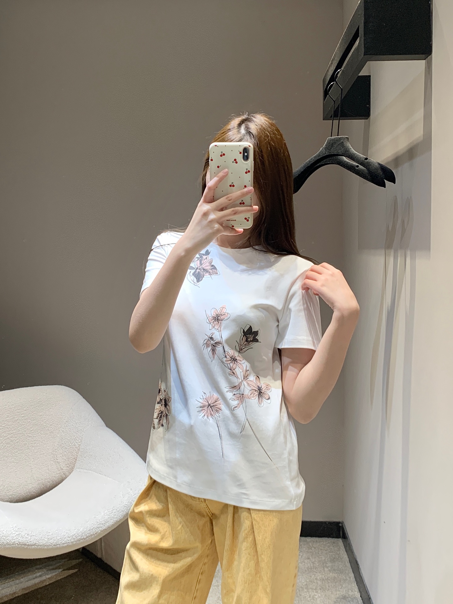 NO:732170,MaxMar* 26ss early spring new flower print round neck short-sleeved T-shirt | Exclusively developed by yb!  Top quality production!  The iconic high-count cotton fabric is selected, which is delicate and soft to the touch, breathable and skin-friendly, and has both a crisp and drapey feel. The floral print on the body is designed with hand-painted brushstrokes, interweaving black gray and soft pink to create a rich visual effect, as if spring flowers are casually falling on the clothes, breaking the monotony of the basic white T. Ready for sale S/M/L,, T-shirt, tees, t-shirt,19860909MaxMar* 26ss早春新款 花朵印花圆领短袖T恤丨独家yb开发！顶级高版出品！选用标志性的高支棉面料,触感细腻柔软,透气亲肤,兼具挺括感与垂坠感.衣身的花卉印花采用手绘笔触设计,以黑灰与柔粉交织出层次丰富的视觉效果,仿佛将春日花枝随性地落于衣间,打破了基础白T的单调.现货发售S/M/L,,T-shirt,tees，t-shirt,,Women's clothing