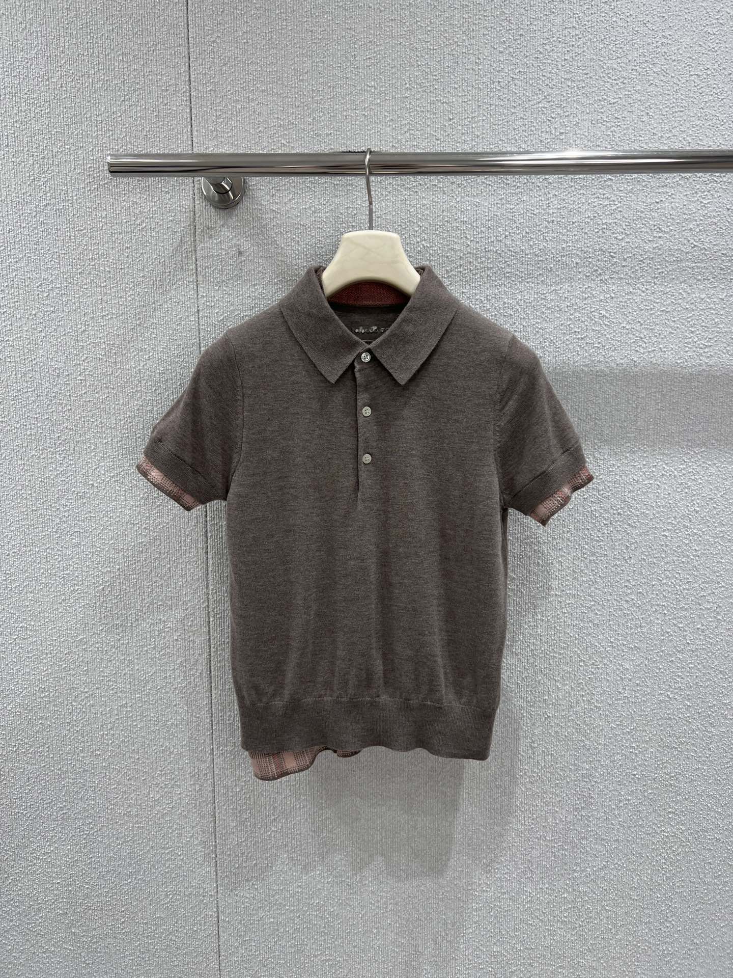 NO:732208,Support exchange Acne Studi*s 26Ss new early spring fake two-piece polo collar plaid wool knitted short-sleeved top丨Exclusively developed by yb!  High quality production!  It is based on the classic Polo collar and incorporates a fake two-piece plaid splicing design to break the monotony. It is made of fine wool knitted fabric, with a soft velvet feel, and is warm and breathable when worn close to the skin. The slim cut neatly outlines the body shape, and the plaid edges on the cuffs and hem echo the overall details. It can easily create a relaxed and high-end feel for daily commuting or casual outings. Detailed photos of S/M/L ready for sale, Acne studios, T-shirt,19860909支持换款 Acne Studi*s 26Ss早春新款 假两件polo领格纹羊毛针织短袖上衣丨独家yb开发！高版出品！以经典Polo领为基底,融合假两件格纹拼接设计,打破单调感.选用细腻羊毛针织面料,自带柔和绒感,贴肤穿着兼具保暖性与透气性.修身剪裁利落勾勒身形,袖口与下摆的格纹包边呼应整体细节,日常通勤或休闲出街都能轻松营造松弛高级感.现货发售S/M/L实拍细节图,,acne studios,T-shirt,,Women's clothing