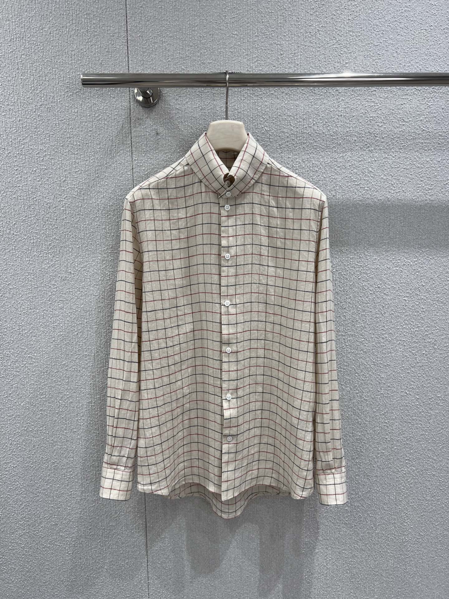 NO:740557,Supports exchange Loro Pi*na 26Ss early spring new linen yarn-dyed plaid swallowtail collar shirt丨Exclusively developed by yb!  High quality production!  It is the choice of texture for the workplace and daily life. The natural linen fiber has its own breathable texture, and the warm beige woven checkered pattern is embellished with red and green thin lines. It is low-key and hides exquisite details. The iconic swallowtail collar design is neat and stylish, showing relaxed elegance when worn alone. It can be layered with a vest or knitted cardigan to add a sense of layering. It can easily adapt to the changeable weather in early spring and inject a sense of luxury into commuting wear. Ready-made S/M/L real shot details, loro piana, shirts,19860909支持换款 Loro Pi*na 26Ss早春新款 亚麻色织格子燕尾领衬衫丨独家yb开发！高版出品！是职场与日常的质感之选.天然亚麻纤维自带透气肌理,温润米底色织格纹融入红、绿细线条点缀,低调中暗藏精致细节.标志性燕尾领设计利落有型,单穿尽显松弛优雅,叠穿马甲或针织开衫更添层次感,轻松适配早春多变天气,为通勤穿搭注入高级感.现货发售S/M/L实拍细节图,,loro piana,shirts,,Women's clothing