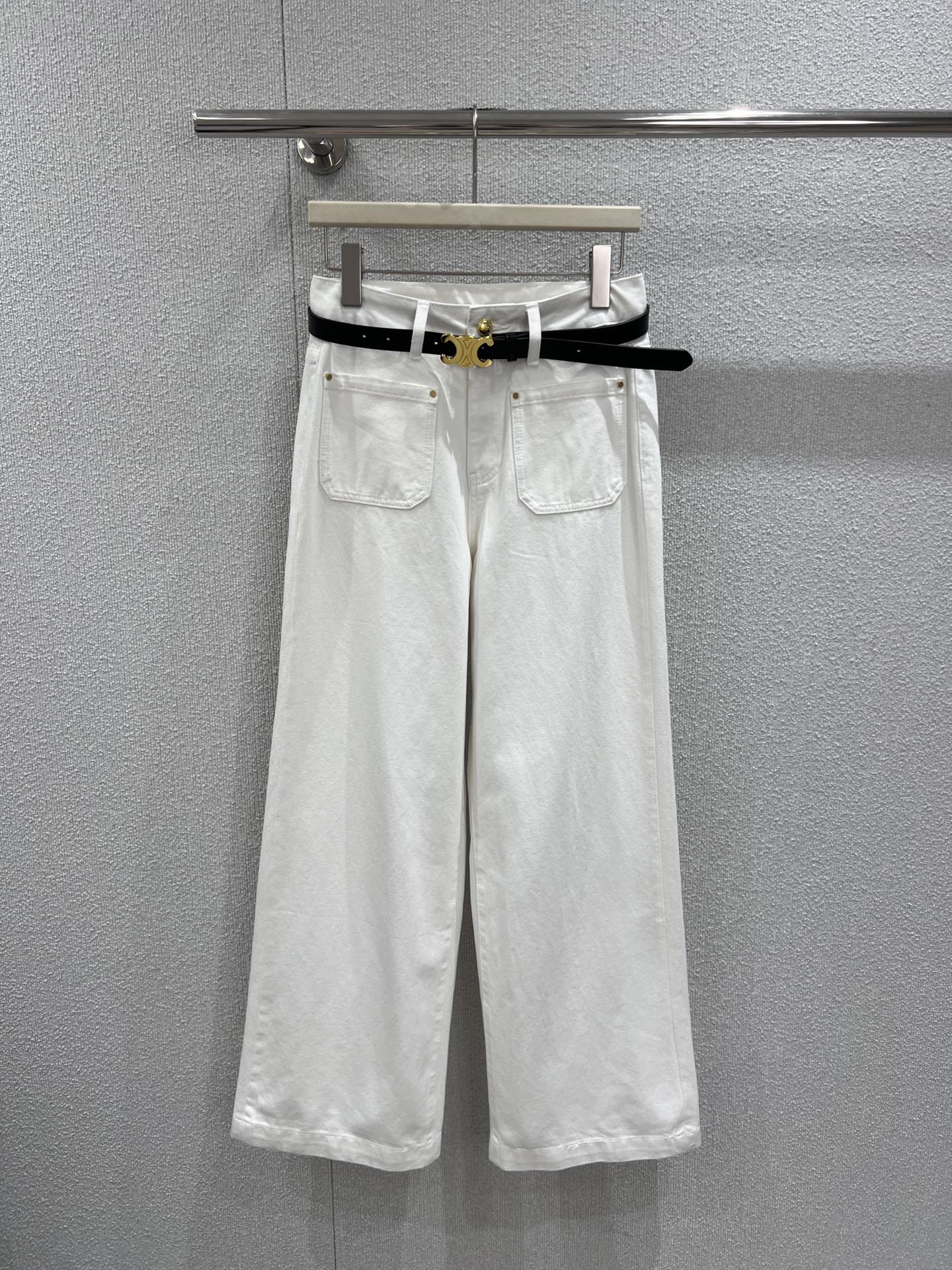 NO:732849,Support exchange Celi*e 26Ss early spring new product double pocket Arc de Triomphe belt jeans丨Exclusive high-end version!  The heavyweight denim fabric is crisp and stylish, with a high-end matte texture, which is not easy to deform and is more durable. The high-waisted wide-leg version neatly modifies the leg shape, visually making the legs longer in seconds; the double-pocket design on the front panel combines practicality with a retro feel, and is paired with the iconic Arc de Triomphe belt.  , Instantly enhances style recognition. Wear it with a knitted Polo shirt every day for a relaxed commuting style, or wear it with a short top for a hot girl street style, easily adapting to a variety of scenes. Ready-made S/M/L real shot details,,celine,jeans,19860909支持换款Celi*e 26Ss早春新品 双口袋凯旋门腰带牛仔裤丨独家高版出品！重磅牛仔面料挺括有型,自带高级的哑光质感,不易变形更耐穿.高腰阔腿版型利落修饰腿型,视觉上秒变大长腿；前片双口袋设计兼具实用性与复古感,搭配标志性凯旋门腰带,瞬间提升造型辨识度.日常配针织Polo衫是松弛通勤风,搭短款上衣又变辣妹出街风,轻松适配多种场景.现货发售S/M/L实拍细节图,,celine,jeans,,Women's clothing