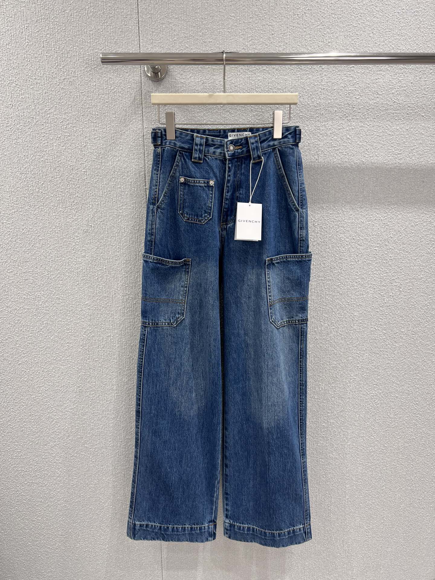 NO:733622,Support exchange of Givenc*y 26Ss early spring new style denim trousers with embroidered back pockets丨Exclusive high-end version!  Based on heavy vintage washed denim, the back pockets are low-key embellished with letter logo embroidery, injecting light luxury details into the workwear silhouette. The high-waisted wide-leg version is both leg-modifying and comfortable and tolerant, and the side three-dimensional work pockets enhance the street feel. It can be worn with tight tops or loose sweatshirts, easily balancing hard-core work wear style and high-end texture. Ready-made S/M/L real shot details, givenchy, hoodie, sweatshirts,19860909支持换款 Givenc*y 26Ss早春新款 后袋刺绣牛仔长裤丨独家高版出品！以重磅复古水洗牛仔为基底,后袋低调点缀字母标识刺绣,在工装廓形中注入轻奢细节.高腰阔腿版型兼具修饰腿型与舒适包容度,侧边立体工装袋强化街头感,可适配紧身短上衣或宽松卫衣,轻松平衡硬核工装风与高级质感.现货发售S/M/L实拍细节图,,givenchy,hoodie,sweatshirts,,Women's clothing