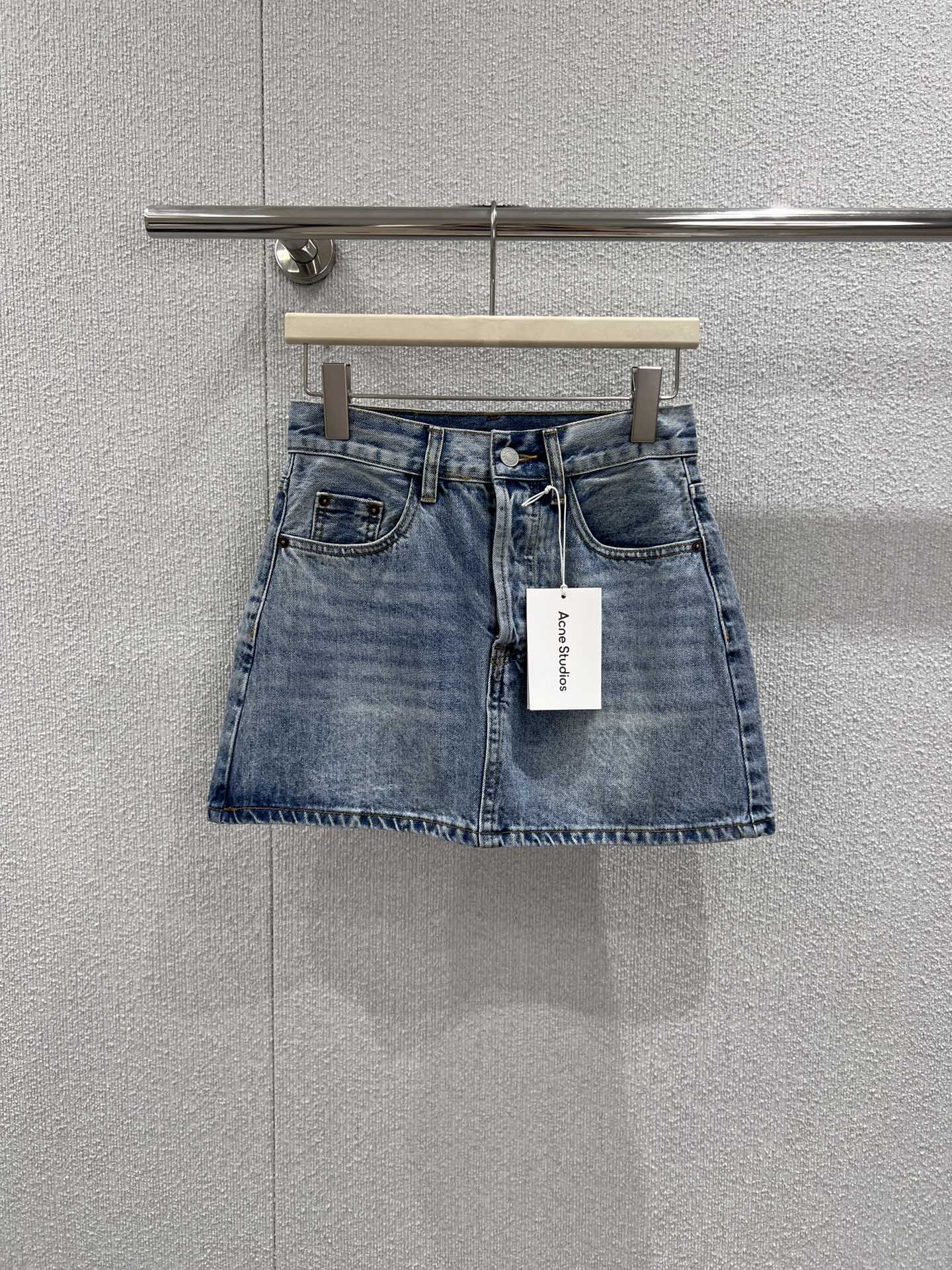 NO:733610,Supports exchange of Acne Studi*s 26Ss early spring new style back waist pink leather brand denim skirt丨Exclusive high-end version!  Light-tone washed denim creates a retro relaxed feel, and the iconic pink leather back waist plate highlights the details. The high-waisted A-line version is neat and slim, and is tolerant to all body types. It can be paired with a tight sweater or a loose T-shirt to easily balance street casualness and Nordic minimalist texture. Ready-made S/M/L real-shot details, Acne studios, skirts, tees, t-shirt,19860909支持换款 Acne Studi*s 26Ss早春新款 后腰粉皮牌牛仔短裙丨独家高版出品！以浅调水洗牛仔打造复古松弛感,标志性粉色皮质后腰牌点亮细节.高腰A字版型利落显瘦,对各种身材都有包容度,可搭配紧身针织衫或宽松T恤,轻松平衡街头随性与北欧极简质感.现货发售S/M/L实拍细节图,,acne studios,skirts,tees，t-shirt,,Women's clothing