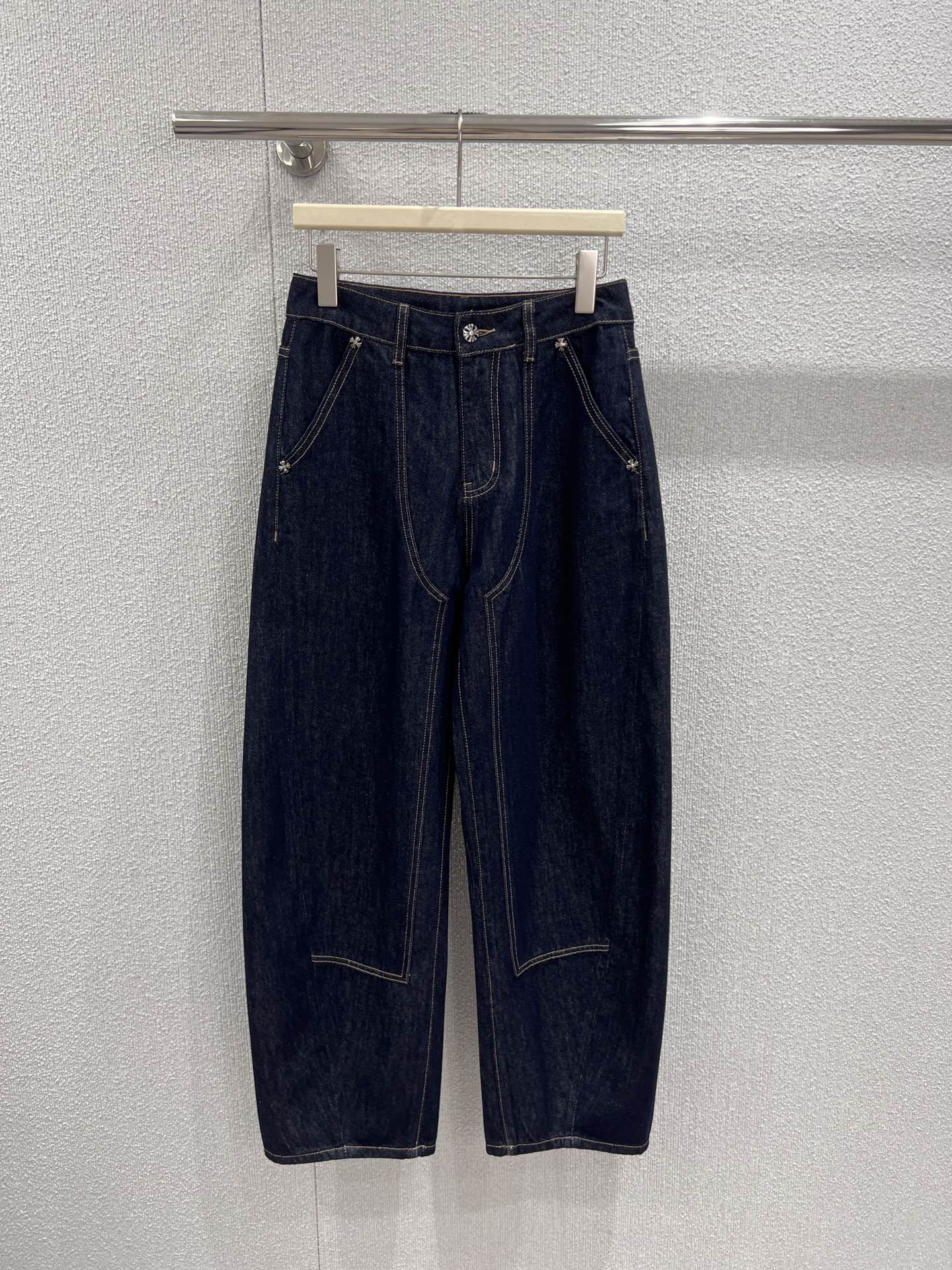 NO:732859,Supports exchange Chrome He*rts 26Ss early spring new product original color denim wide-leg pants丨Exclusive high-end version!  The heavy selvedge denim fabric has a vintage and distressed texture. It has been pre-washed to retain the stiffness of the denim and increase the softness of the wear. The high-waisted and wide-leg version neatly modifies the leg shape and visually lengthens the proportions; the iconic cross leather patch on the back waist is a distinctive  The finishing touch of recognition, you can show your personality without additional matching. The short hot girl top is the focus of the street when worn daily, and it becomes lazy and trendy when worn with a loose sweater, and it is easy to achieve the American retro coolness. Ready-made S/M/L real shot details, chrome  hearts,hoodie,sweatshirts,19860909支持换款 Chrome He*rts 26Ss早春新品 原色丹宁牛仔阔腿裤丨独家高版出品！重磅赤耳丹宁面料自带复古做旧质感,经过预水洗处理,保留了牛仔的硬朗挺括,又增加了穿着的柔软度.高腰阔腿版型利落修饰腿型,视觉上拉长比例；后腰标志性的十字皮牌,是辨识度的点睛之笔,不用额外搭配就能彰显个性.日常搭短款辣妹上衣是街头焦点,配宽松卫衣又变慵懒潮人,轻松拿捏美式复古酷感.现货发售S/M/L实拍细节图,,chrome hearts,hoodie,sweatshirts,,Women's clothing