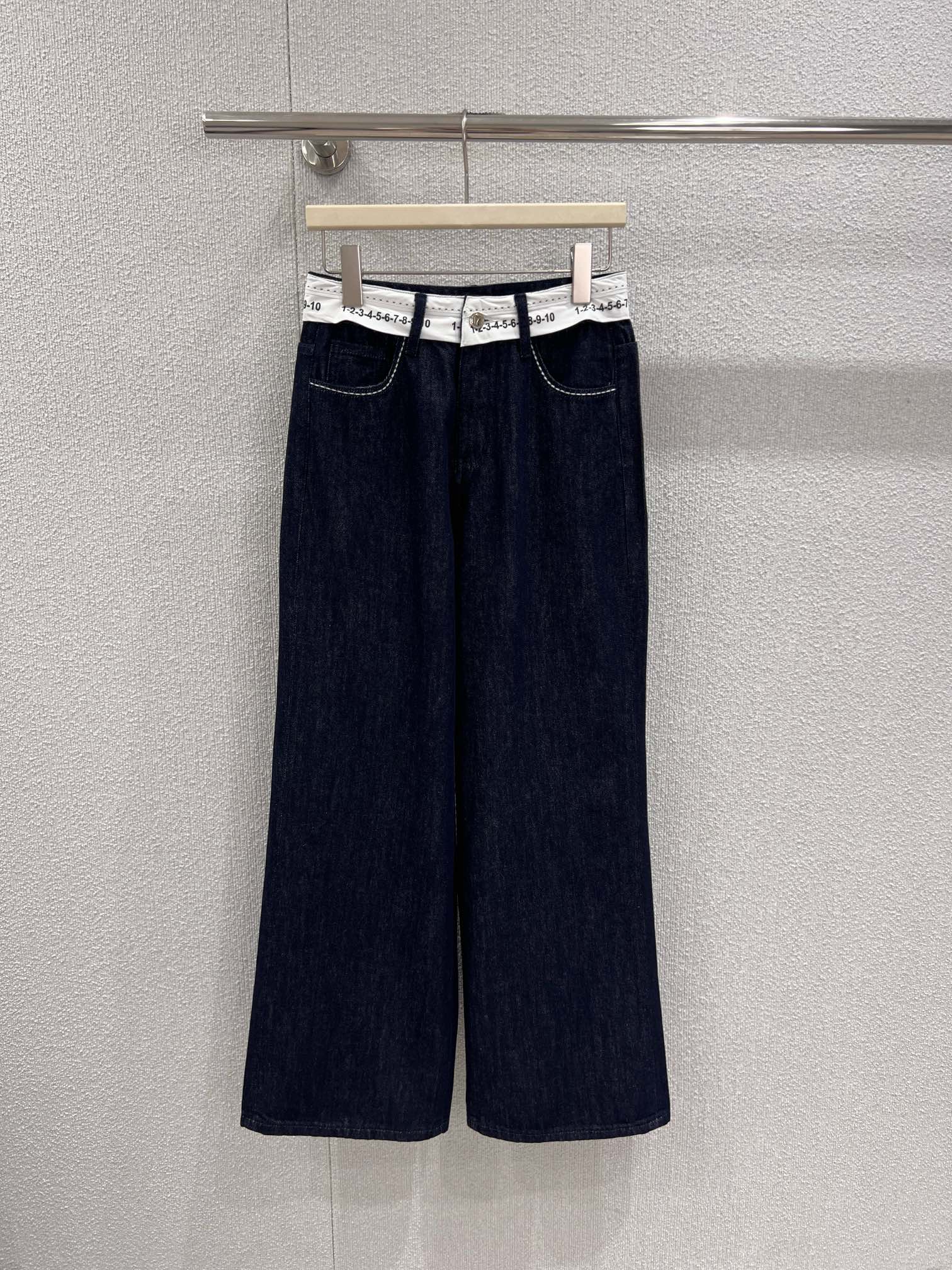 NO:732879,Support exchange Maison Margi*la 26Ss new early spring digital contrast waist jeans丨Exclusive high-end version!  This pair of original color jeans brings a 'low-key but not boring' design sense. The soft but not slumping denim fabric has no sense of restraint on the upper body. The original color denim comes with its own retro filter, making it more timeless. The high-waisted and wide-leg design hides the flesh and shows the length of the legs, and the contrasting color digital waist  The hair is a low-key finishing touch, and you don’t need to deliberately match it to make a statement. Pair it with a vest and you will be a casual hot girl. With a knitted sweater, you will become a slouchy blogger. One piece unlocks N niche styles in early spring. Ready-made S/M/L real shot details,,jeans,19860909支持换款 Maison Margi*la 26Ss早春新款 数字撞色腰头牛仔裤丨独家高版出品！这条原色牛仔裤,把“低调不无聊”的设计感拉满.软而不塌的牛仔面料上身毫无束缚感,原色牛仔自带复古滤镜,越穿越有味道.高腰阔腿设计藏肉又显腿长,撞色数字腰头是低调的点睛之笔,不用刻意搭配就很出片,配背心是随性辣妹,搭针织衫又变松弛博主,一件解锁早春N种小众造型.现货发售S/M/L实拍细节图,,jeans,,Women's clothing