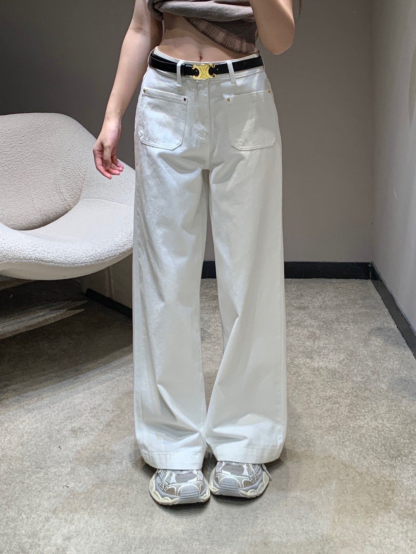 NO:732854,Celi*e 26Ss early spring new product double pocket Arc de Triomphe belt jeans丨Exclusive high version!  The heavyweight denim fabric is crisp and stylish, with a high-end matte texture, which is not easy to deform and is more durable. The high-waisted wide-leg version neatly modifies the leg shape, visually making the legs longer in an instant; the double-pocket design on the front is both practical and retro, and matches the iconic Arc de Triomphe.  The belt instantly enhances your look. Pair it with a knitted Polo shirt for daily wear for a relaxed commuting style, or wear it with a short top for a hot girl street style, easily adapting to a variety of scenes. Available now in S/M/L,,celine,jeans,19860909Celi*e 26Ss早春新品 双口袋凯旋门腰带牛仔裤丨独家高版出品！重磅牛仔面料挺括有型,自带高级的哑光质感,不易变形更耐穿.高腰阔腿版型利落修饰腿型,视觉上秒变大长腿；前片双口袋设计兼具实用性与复古感,搭配标志性凯旋门腰带,瞬间提升造型辨识度.日常配针织Polo衫是松弛通勤风,搭短款上衣又变辣妹出街风,轻松适配多种场景.现货发售S/M/L,,celine,jeans,,Women's clothing