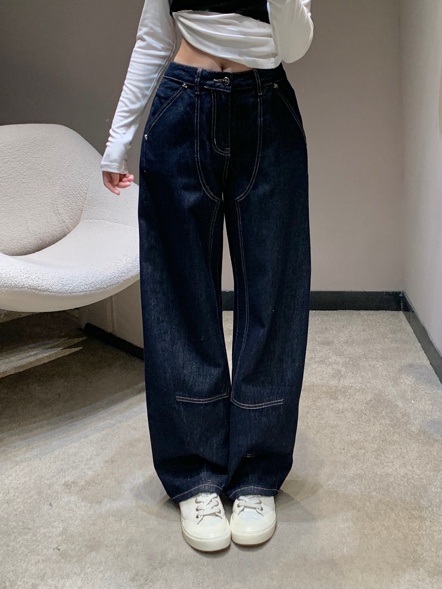 NO:732864,Chrome He*rts 26Ss early spring new product, original color denim wide-leg pants | Exclusive high-end version!  The heavy selvedge denim fabric has a vintage and distressed texture. It has been pre-washed to retain the stiffness of the denim and increase the softness of the wear. The high-waisted wide-leg version neatly modifies the leg shape and visually lengthens the proportions; the iconic cross leather patch on the back waist  , is the finishing touch for recognition, and you can show your personality without additional matching. The short hot girl top is the focus of the street when worn daily, and it becomes lazy and trendy when worn with a loose sweater, and it is easy to achieve the American retro coolness. Ready for sale in S/M/L,, chrome  hearts,hoodie,sweatshirts,19860909Chrome He*rts 26Ss早春新品 原色丹宁牛仔阔腿裤丨独家高版出品！重磅赤耳丹宁面料自带复古做旧质感,经过预水洗处理,保留了牛仔的硬朗挺括,又增加了穿着的柔软度.高腰阔腿版型利落修饰腿型,视觉上拉长比例；后腰标志性的十字皮牌,是辨识度的点睛之笔,不用额外搭配就能彰显个性.日常搭短款辣妹上衣是街头焦点,配宽松卫衣又变慵懒潮人,轻松拿捏美式复古酷感.现货发售S/M/L,,chrome hearts,hoodie,sweatshirts,,Women's clothing