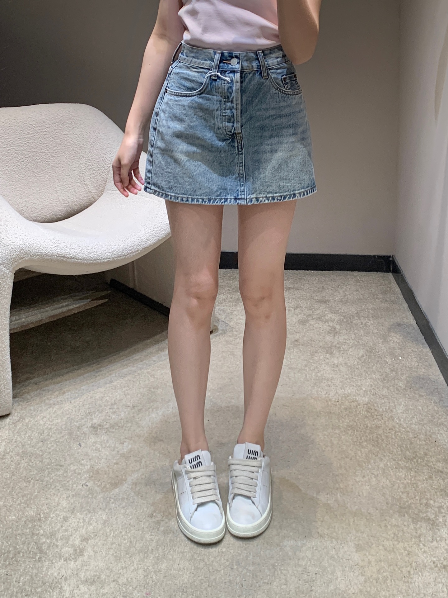 NO:733616,Acne Studi*s 26Ss early spring new style back waist pink leather brand denim skirt丨Exclusive high-end version!  Light-tone washed denim creates a retro relaxed feel, and the iconic pink leather back waist plate highlights the details. The high-waisted A-line version is neat and slim, and is tolerant to all body types. It can be paired with a tight sweater or a loose T-shirt to easily balance street casualness and Nordic minimalist texture. Ready for sale S/M/L,,acne studios,skirts,tees,t-shirt,19860909Acne Studi*s 26Ss早春新款 后腰粉皮牌牛仔短裙丨独家高版出品！以浅调水洗牛仔打造复古松弛感,标志性粉色皮质后腰牌点亮细节.高腰A字版型利落显瘦,对各种身材都有包容度,可搭配紧身针织衫或宽松T恤,轻松平衡街头随性与北欧极简质感.现货发售S/M/L,,acne studios,skirts,tees，t-shirt,,Women's clothing