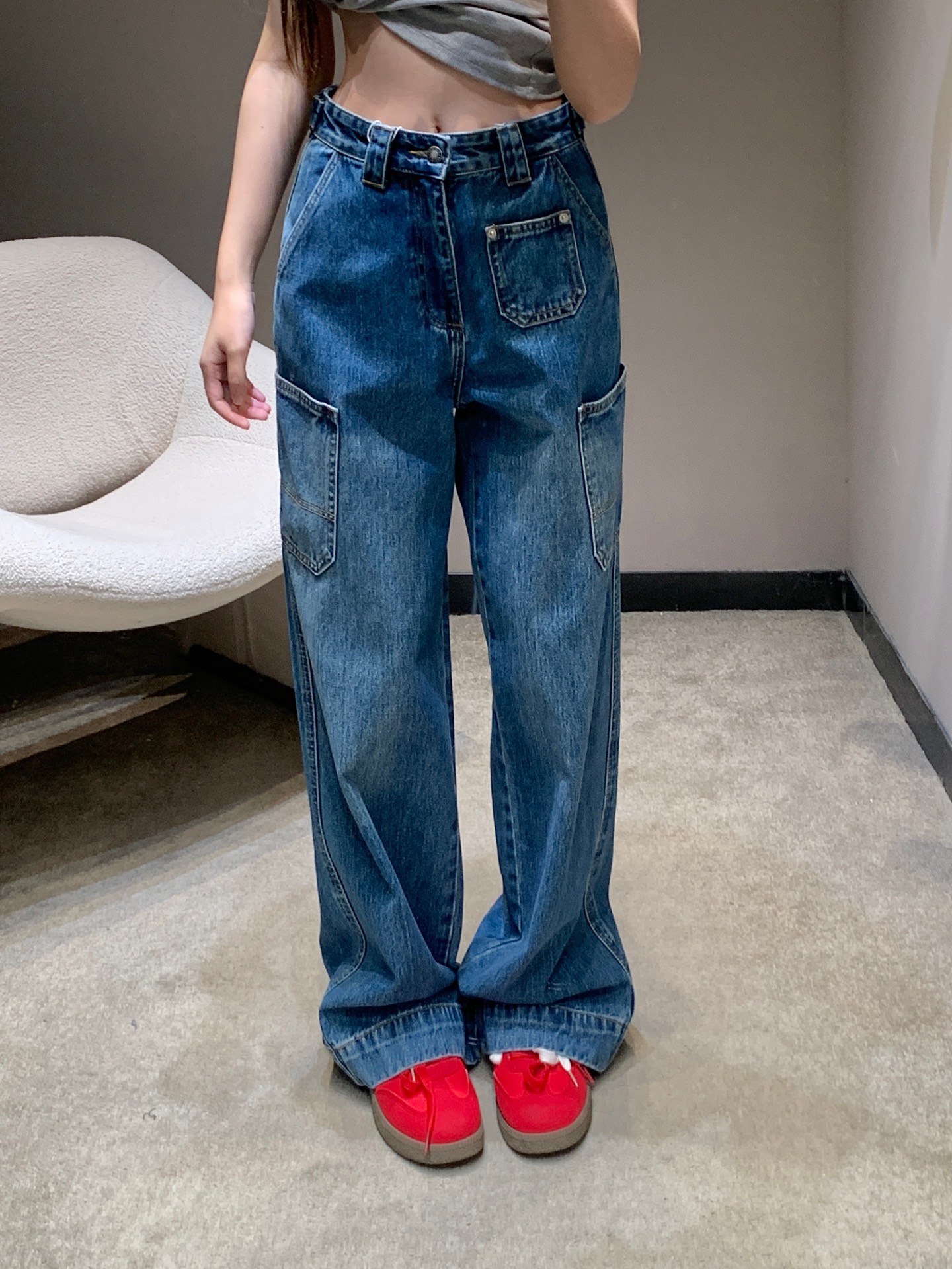 NO:733628,Givenc*y 26Ss early spring new style denim trousers with embroidered back pockets丨Exclusive high-end version!  Based on heavy vintage washed denim, the back pockets are low-key embellished with letter logo embroidery, injecting light luxury details into the workwear silhouette. The high-waisted wide-leg version is both leg-modifying and comfortable and tolerant, and the three-dimensional work pockets on the side enhance the street feel. It can be worn with tight tops or loose sweatshirts, easily balancing hardcore workwear style and high-end texture. Ready for sale S/M/L,,givenchy,hoodie,sweatshirts,19860909Givenc*y 26Ss早春新款 后袋刺绣牛仔长裤丨独家高版出品！以重磅复古水洗牛仔为基底,后袋低调点缀字母标识刺绣,在工装廓形中注入轻奢细节.高腰阔腿版型兼具修饰腿型与舒适包容度,侧边立体工装袋强化街头感,可适配紧身短上衣或宽松卫衣,轻松平衡硬核工装风与高级质感.现货发售S/M/L,,givenchy,hoodie,sweatshirts,,Women's clothing