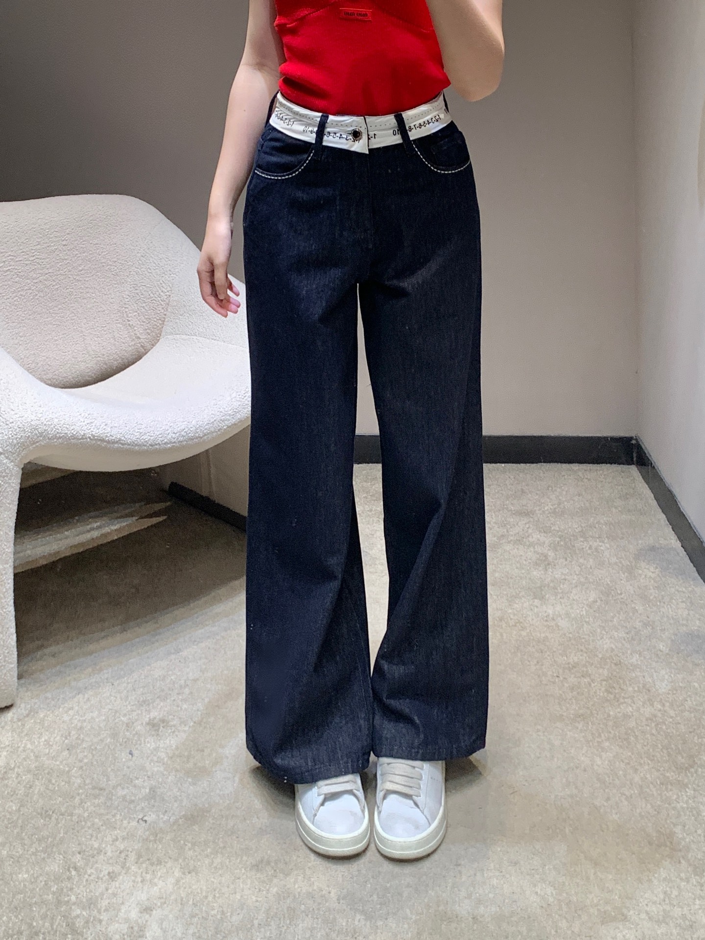 NO:732884,Maison Margi*la 26Ss new early spring digital contrast waist jeans丨Exclusive high-end version!  This pair of original color jeans brings a 'low-key but not boring' design sense. The upper body of the soft but not collapsed denim fabric has no sense of restraint. The original color denim comes with a retro filter, which makes it look more timeless. The high-waisted and wide-leg design hides the flesh and shows the length of the legs, and the contrasting colors  The digital waistband is a low-key finishing touch. You don’t need to deliberately match it to look stylish. Pair it with a vest and you will be a casual hot girl. Pair it with a sweater and you will become a slouchy blogger. One piece unlocks N niche looks in early spring. Available now in S/M/L,,jeans,19860909Maison Margi*la 26Ss早春新款 数字撞色腰头牛仔裤丨独家高版出品！这条原色牛仔裤,把“低调不无聊”的设计感拉满.软而不塌的牛仔面料上身毫无束缚感,原色牛仔自带复古滤镜,越穿越有味道.高腰阔腿设计藏肉又显腿长,撞色数字腰头是低调的点睛之笔,不用刻意搭配就很出片,配背心是随性辣妹,搭针织衫又变松弛博主,一件解锁早春N种小众造型.现货发售S/M/L,,jeans,,Women's clothing