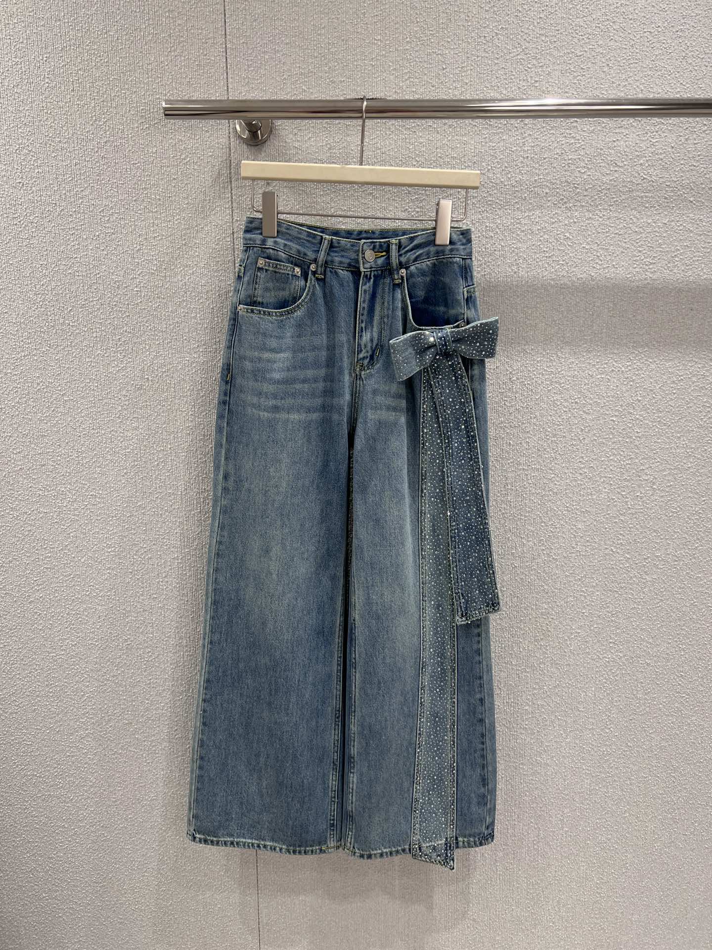 NO:738157,ANN ANDELMAN 26Ss early spring new style bow-tie loose denim trousers丨exclusively developed by yb!  Top quality production!  It is made of heavy denim fabric and is washed with enzymes to present a natural aged texture. The iconic side bow decoration is made of denim of the same material, and the surface is hand-burned to reflect the delicate luster under the light. The high-waisted wide-leg version is both leg-modifying and comfortable and tolerant. It is a practical and fashionable item that can be worn from early spring to mid-summer. Available now in S/M/L,,19860909ANN ANDELMAN 26Ss早春新款 蝴蝶结烫钻宽松牛仔长裤丨独家yb开发！顶级高版出品！选用重磅牛仔面料,通过酵素水洗呈现自然做旧纹理.标志性侧边蝴蝶结装饰采用同料牛仔布制作,表面手工烫钻在光线下折射细腻光泽；高腰阔腿版型兼具修饰腿型与舒适包容度,是一件可以从早春穿到盛夏的实穿型时髦单品.现货发售S/M/L,,,Women's clothing