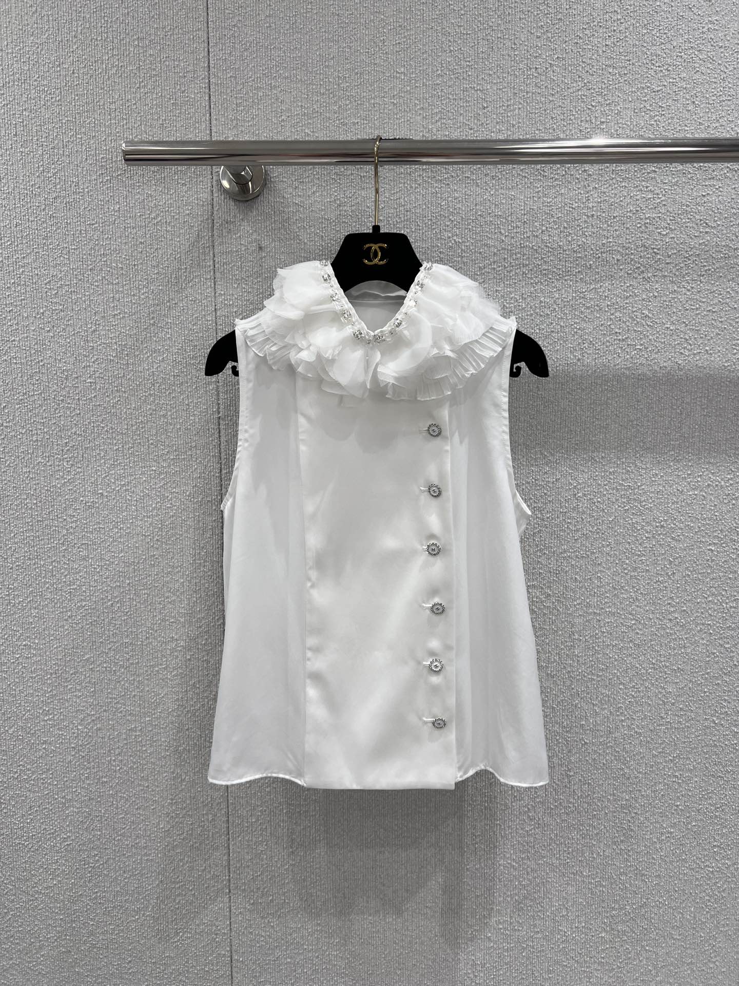 NO:733615,Supports exchange Cha*el 25K high-end handmade workshop series stand-up collar sleeveless top丨Exclusively developed by yb!  High quality production!  French elegance is interpreted with workshop-level handcraftsmanship. The lustrous satin is paired with a layered organza stand-up collar, and the asymmetrically arranged crystal diamond buttons are embellished like stars, integrating soft elements into the minimalist silhouette. Whether it is paired with a skirt from the same series to create an evening look, or paired with jeans to unlock a sense of daily sophistication, it can be the finishing touch of the look. Ready-made S/M/L real shot details, skirts, jeans,19860909支持换款 Cha*el 25K高级手工坊系列 立领无袖上衣丨独家yb开发！高版出品！以工坊级手工工艺诠释法式优雅.莹润缎面搭配层叠欧根纱立领,不对称排列的水晶钻扣如星光点缀,在极简廓形中融入柔美元素.无论是搭配同系列半裙打造晚宴造型,还是配牛仔裤解锁日常精致感,都能成为造型的点睛之笔.现货发售S/M/L实拍细节图,,skirts,jeans,,Women's clothing