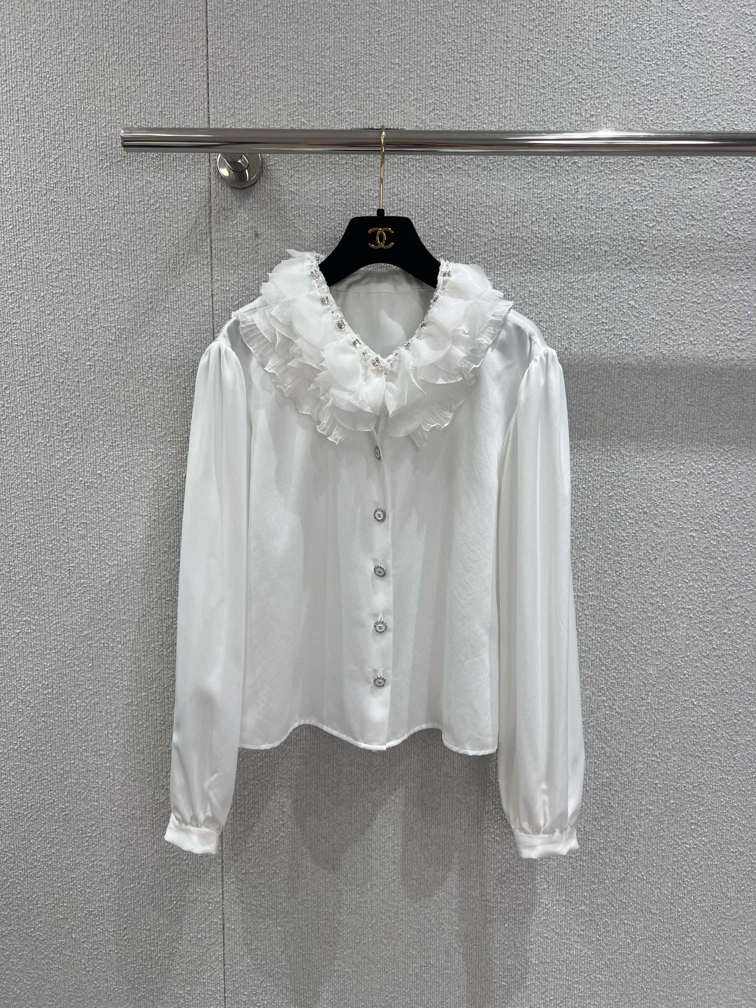NO:733627,Supports exchange Cha*el 25K high-end handmade workshop series stand-up collar long-sleeved shirt丨Exclusively developed by yb!  High quality production!  Interpreting French romance with workshop-level handcraftsmanship. The lustrous satin is paired with a layered organza stand-up collar, and the edges are hand-embellished with crystal diamonds. The asymmetrically arranged diamond buttons are like starlight embellishments, integrating soft elements into the minimalist silhouette. The lantern sleeves add a retro atmosphere. Whether paired with a skirt to create an evening look, or with jeans to unlock daily sophistication, it can be the finishing touch of the look. Ready-made S/M/L real shot details, skirts, jeans, shirts,19860909支持换款 Cha*el 25K高级手工坊系列 立领长袖衬衫丨独家yb开发！高版出品！以工坊级手工工艺诠释法式浪漫.莹润缎面搭配层叠欧根纱立领,边缘手工镶嵌水晶钻饰,不对称排列的钻扣如星光点缀,在极简廓形中融入柔美元素.灯笼袖型增添复古氛围感,无论是搭配半裙打造晚宴造型,还是配牛仔裤解锁日常精致感,都能成为造型的点睛之笔.现货发售S/M/L实拍细节图,,skirts,jeans,shirts,,Women's clothing