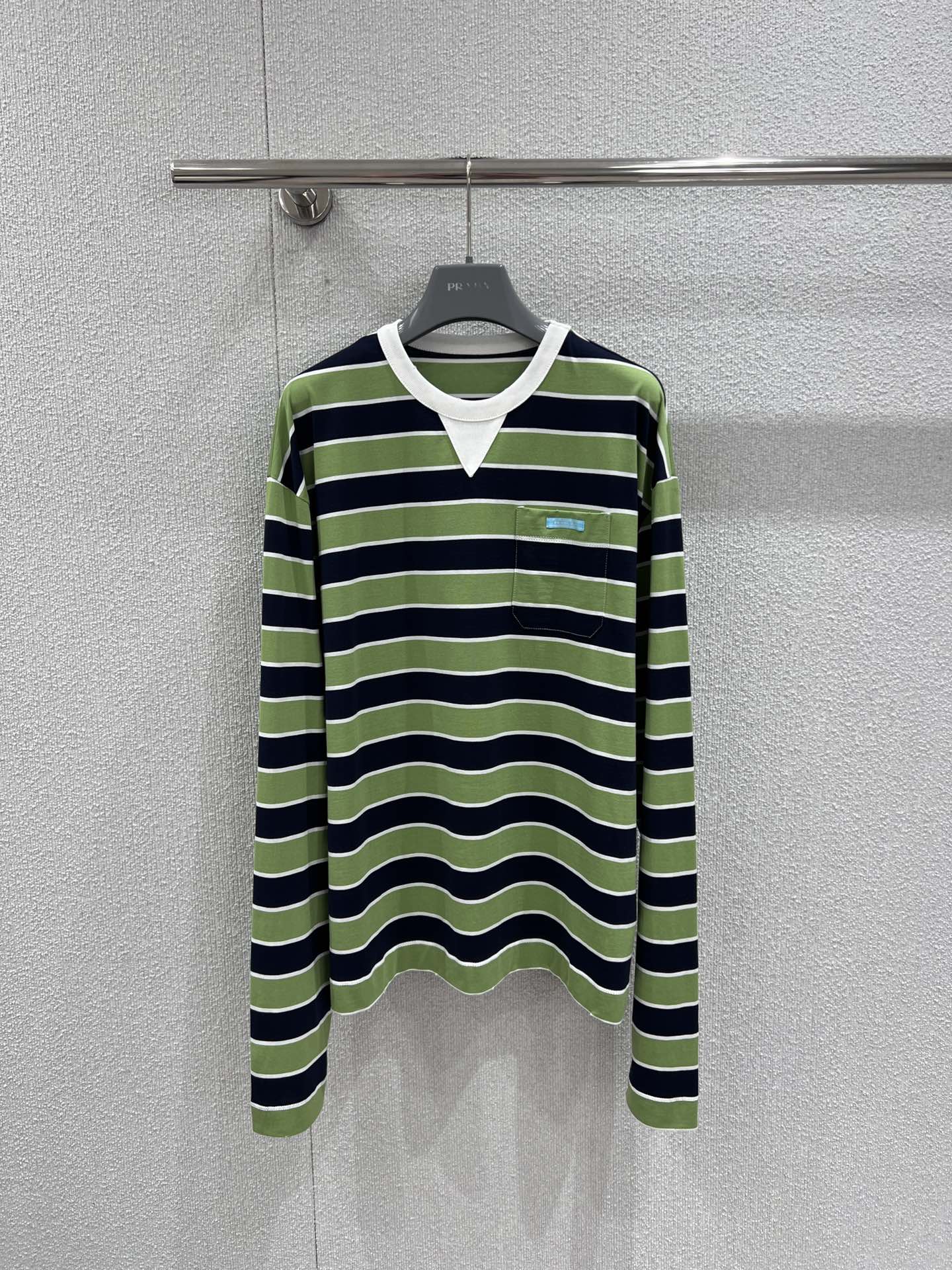 NO:732894,Supports exchange Prad* 26Ss early spring new black and green striped round neck long-sleeved T-shirt丨Exclusively developed by yb!  Top quality production!  Awaken the vitality of spring with retro contrasting stripes. Made of breathable and crisp cotton fabric, the loose-shouldered silhouette creates a lazy and relaxed feeling, and the iconic logo on the chest low-key highlights the brand texture. It can be worn alone to create a casual street style, or layered with shirts or sweaters to adapt to the temperature difference in early spring. It is a versatile style item in the wardrobe. Ready for sale S/M/L real shot details, prada, shirts, tees, t-shirt,19860909支持换款 Prad* 26Ss早春新款 黑绿条纹圆领长袖T恤丨独家yb开发！顶级高版出品！以复古撞色条纹唤醒春日活力.采用透气挺括的棉质面料,宽松落肩版型营造慵懒松弛感,胸口标志性徽标低调彰显品牌质感.可单穿打造随性街头风,也可叠穿衬衫或针织衫适配早春温差,是衣橱里的百搭型格单品.现货发售S/M/L实拍细节图,,prada,shirts,tees，t-shirt,,Women's clothing