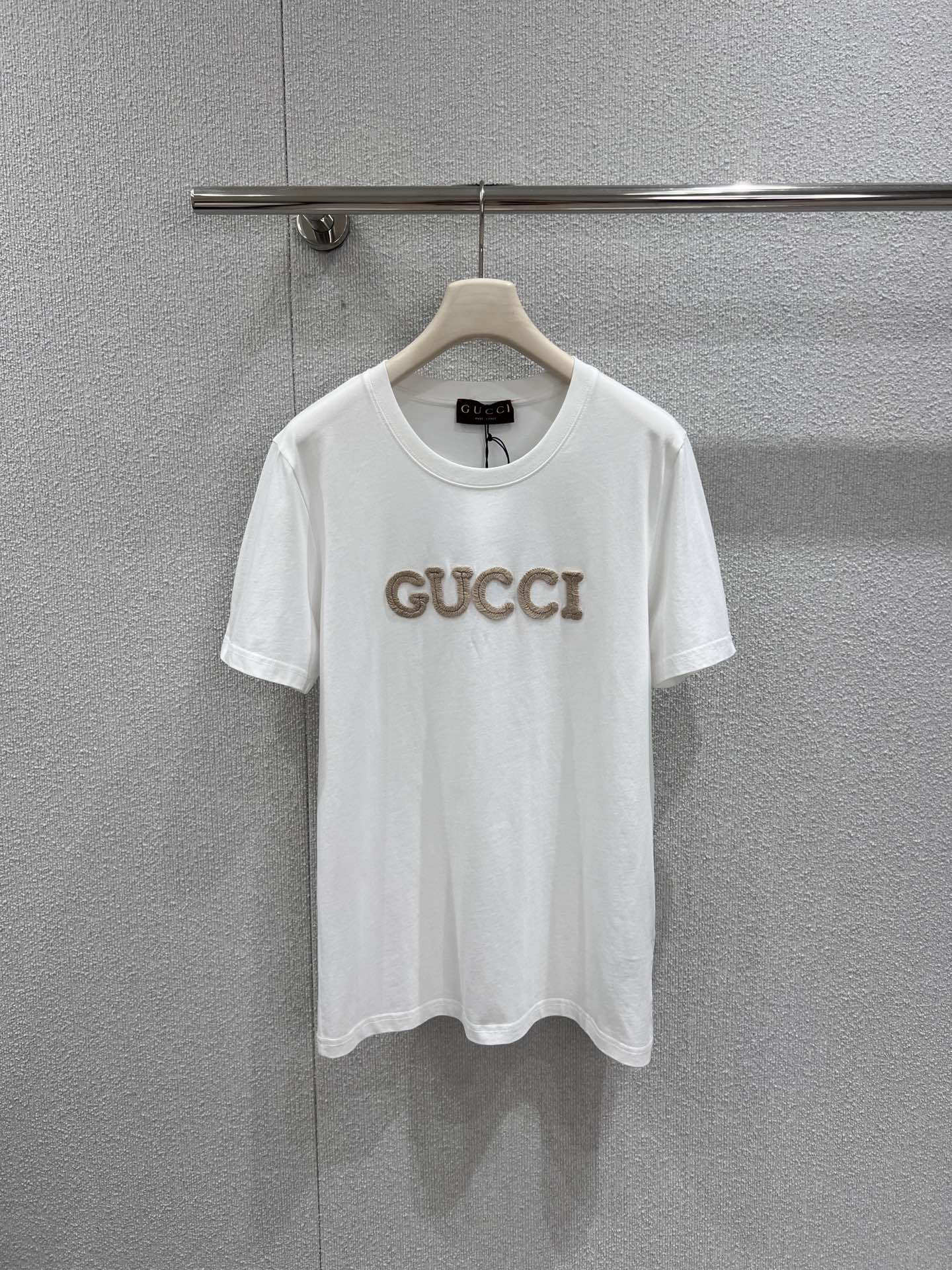 NO:733602,Support exchange Guc*i 26Ss early spring new style letter towel embroidered round neck short-sleeved T-shirt丨Exclusive high-end version!  It is made of heavy cotton-like fabric to create a solid texture, and the iconic letters are embroidered with three-dimensional towels. The full texture and soft tones form a delicate contrast. The loose round neck shape is suitable for various body shapes. It can be worn alone to create a casual street style, or can be layered with shirts or sweaters to adapt to the temperature difference in early spring. It is a versatile style item in the wardrobe. Ready-made S/M/L real shot details, gucci, shirts, T-shirt, tees, t-shirt,19860909支持换款 Guc*i 26Ss早春新款 字母毛巾绣圆领短袖T恤丨独家高版出品！以重磅棉感面料打造扎实质感,标志性字母采用立体毛巾绣工艺,饱满肌理与柔和色调形成细腻对比.宽松圆领版型适配各种身形,可单穿打造随性街头风,也可叠穿衬衫或针织衫适配早春温差,是衣橱里的百搭型格单品.现货发售S/M/L实拍细节图,,gucci,shirts,T-shirt,tees，t-shirt,,Women's clothing