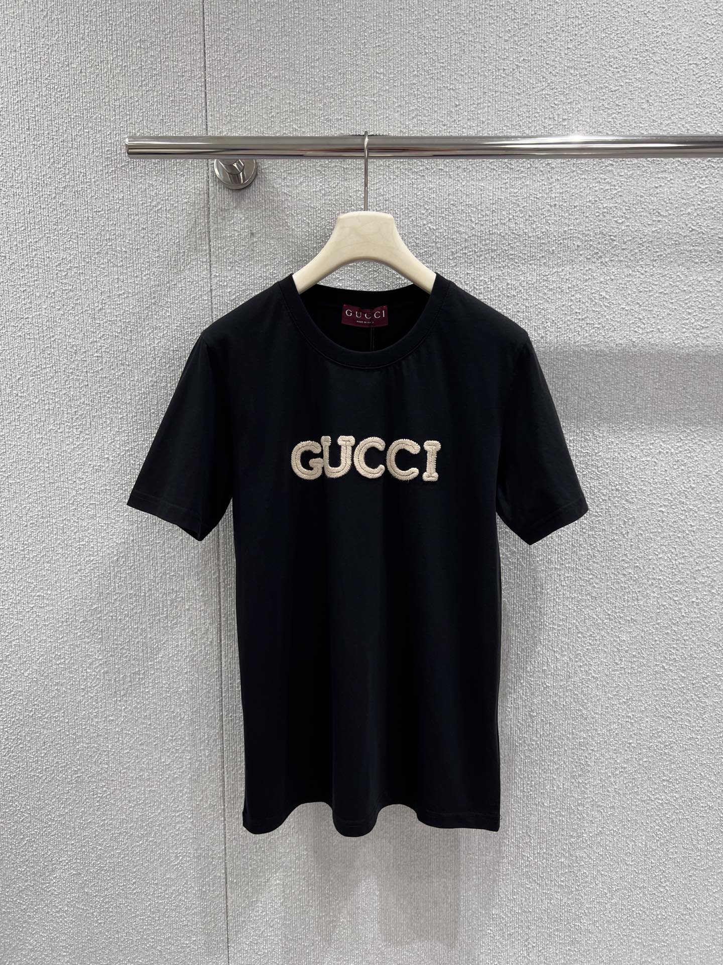 NO:733645,Support exchange Guc*i 26Ss early spring new style letter towel embroidered round neck short-sleeved T-shirt丨Exclusive high-end version!  It is made of heavy cotton-like fabric to create a solid texture, and the iconic letters are embroidered with three-dimensional towels. The full texture and soft tones form a delicate contrast. The loose round neck shape is suitable for various body shapes. It can be worn alone to create a casual street style, or can be layered with shirts or sweaters to adapt to the temperature difference in early spring. It is a versatile style item in the wardrobe. Ready-made S/M/L real shot details, gucci, shirts, T-shirt, tees, t-shirt,19860909支持换款 Guc*i 26Ss早春新款 字母毛巾绣圆领短袖T恤丨独家高版出品！以重磅棉感面料打造扎实质感,标志性字母采用立体毛巾绣工艺,饱满肌理与柔和色调形成细腻对比.宽松圆领版型适配各种身形,可单穿打造随性街头风,也可叠穿衬衫或针织衫适配早春温差,是衣橱里的百搭型格单品.现货发售S/M/L实拍细节图,,gucci,shirts,T-shirt,tees，t-shirt,,Women's clothing