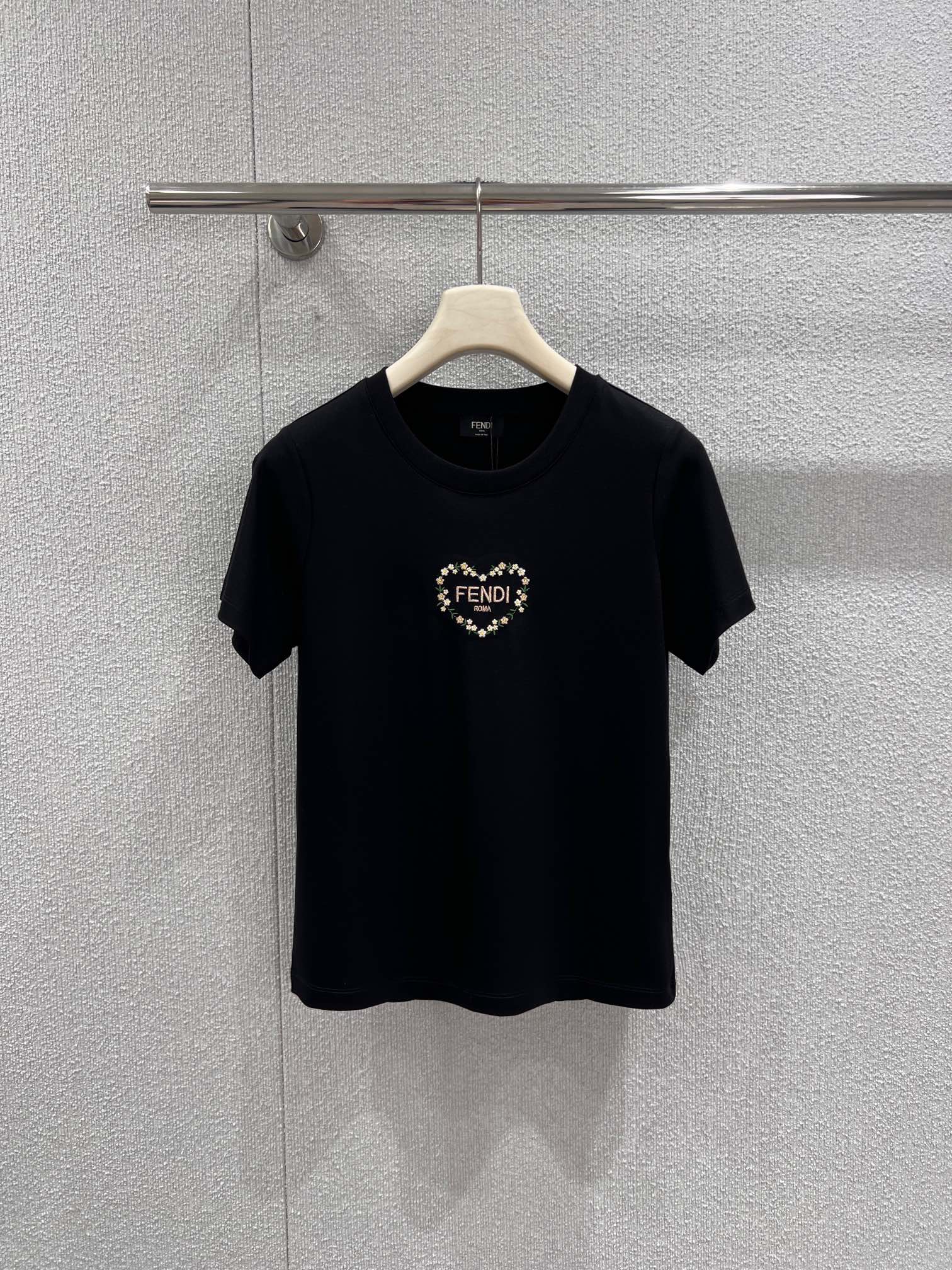 NO:733646,Support exchange Fen*i 26Ss early spring new love flower embroidered round neck short-sleeved T-shirt丨Exclusive high-end version!  Made of high-count cotton-feel fabric to create a soft and skin-friendly wearing experience, the heart outline on the chest is embellished with delicate flower embroidery, and the letter logo is hidden among the flower clusters, injecting romantic details into the minimalist silhouette. The loose round neck version is suitable for various body shapes and can be worn alone for a casual everyday  For windy weather, you can also layer shirts or sweaters to adapt to the temperature difference in early spring. It is a versatile and atmospheric item in the wardrobe. Ready-made S/M/L real shot details, fendi, shirts, T-shirt, tees, t-shirt,19860909支持换款 Fen*i 26Ss早春新款 爱心花朵刺绣圆领短袖T恤丨独家高版出品！以高支棉感面料打造柔软亲肤的穿着体验,胸口爱心轮廓内点缀精致花朵刺绣,字母标识藏于花簇之间,在极简廓形中注入浪漫细节.宽松圆领版型适配各种身形,可单穿打造随性日常风,也可叠穿衬衫或针织衫适配早春温差,是衣橱里的百搭氛围感单品.现货发售S/M/L实拍细节图,,fendi,shirts,T-shirt,tees，t-shirt,,Women's clothing