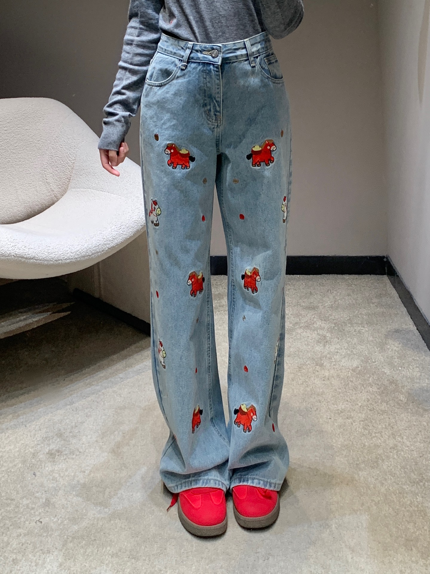 NO:733639,Chan*l 26Ss New Year Limited Cute Pony Embroidered Jeans丨Exclusive high-end version!  It is based on light-washed denim, incorporating cute pony embroidery and heart stamping, echoing the theme of the Year of the Horse. The high-waisted wide-leg version is both leg-modifying and comfortable and tolerant, injecting fresh new year flavor into the classic denim silhouette. It can be matched with minimalist sweaters or short tops, easily balancing street casualness and light luxury. Ready for sale S/M/L,,chanel,jeans,19860909Chan*l 26Ss新年限定 萌趣小马刺绣牛仔裤丨独家高版出品！以浅调水洗牛仔为底,融入萌趣小马刺绣与爱心烫印,呼应马年生肖主题.高腰阔腿版型兼具修饰腿型与舒适包容度,在经典牛仔廓形中注入鲜活年味,可适配极简针织衫或短款上衣,轻松平衡街头随性与轻奢质感.现货发售S/M/L,,chanel,jeans,,Women's clothing