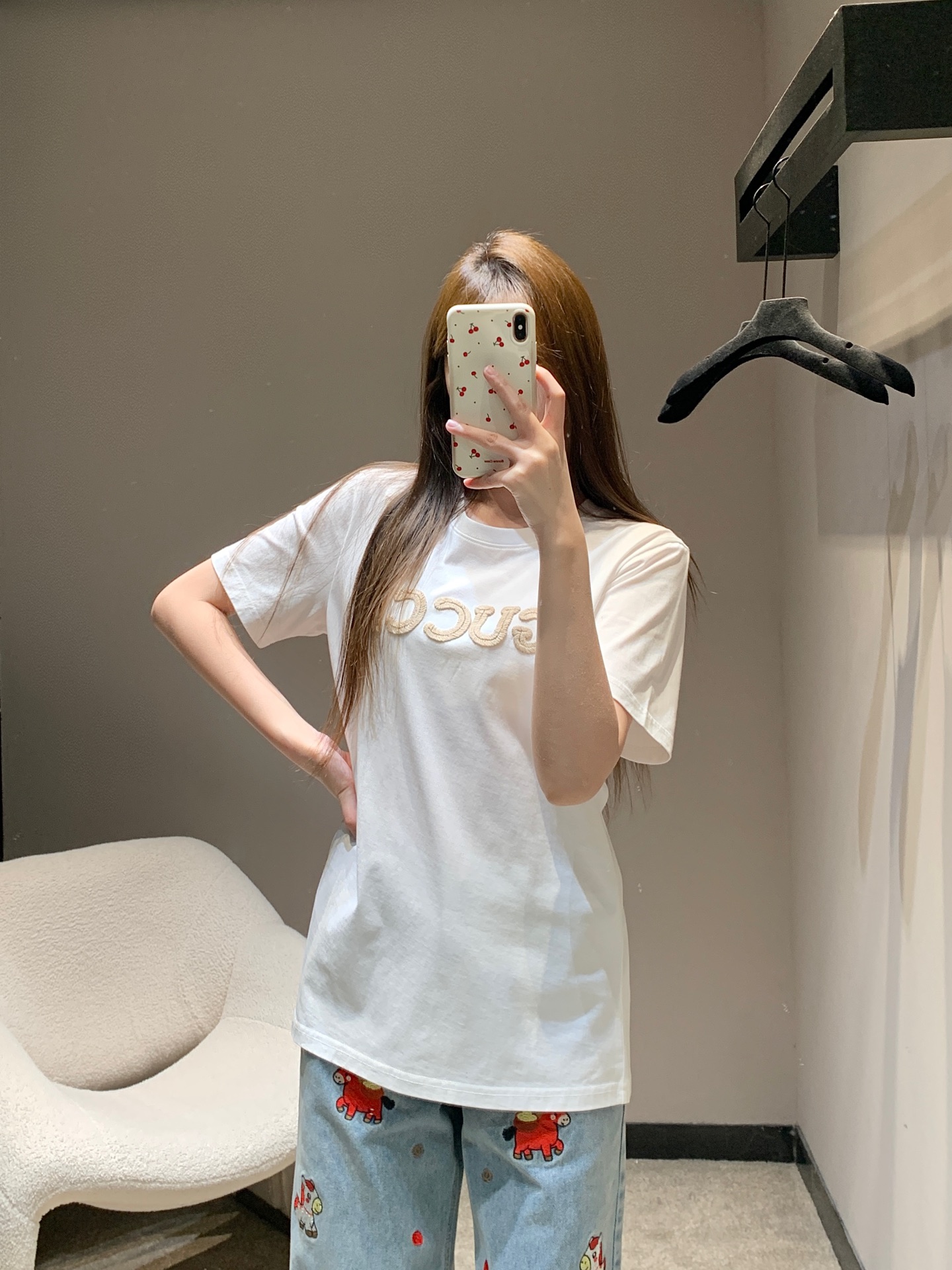 NO:733607,Guc*i 26Ss early spring new style letter towel embroidered round neck short-sleeved T-shirt | Exclusive high-end version!  It is made of heavy cotton-feel fabric to create a solid texture, and the iconic letters are embroidered with three-dimensional towels. The full texture and soft tones create a delicate contrast. The loose round neck version adapts to various body shapes and can be worn alone to create a casual street style. It can also be layered with shirts or sweaters to adapt to the temperature difference in early spring. It is a versatile style item in the wardrobe. Ready for sale S/M/L,, gucci, shirts, T-shirt, tees, t-shirt,19860909Guc*i 26Ss早春新款 字母毛巾绣圆领短袖T恤丨独家高版出品！以重磅棉感面料打造扎实质感,标志性字母采用立体毛巾绣工艺,饱满肌理与柔和色调形成细腻对比.宽松圆领版型适配各种身形,可单穿打造随性街头风,也可叠穿衬衫或针织衫适配早春温差,是衣橱里的百搭型格单品.现货发售S/M/L,,gucci,shirts,T-shirt,tees，t-shirt,,Women's clothing