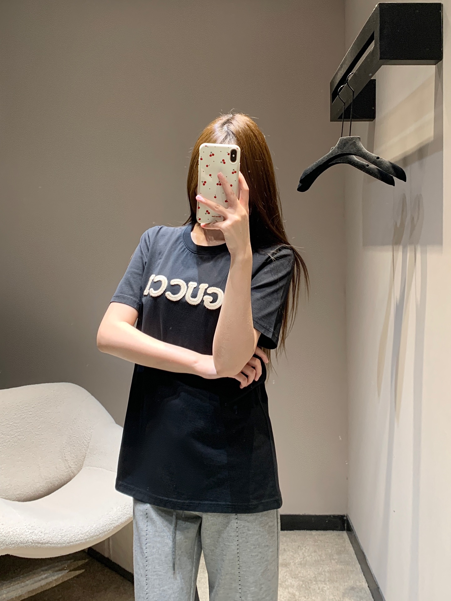 NO:733597,Guc*i 26Ss early spring new style letter towel embroidered round neck short-sleeved T-shirt | Exclusive high-end version!  It is made of heavy cotton-feel fabric to create a solid texture, and the iconic letters are embroidered with three-dimensional towels. The full texture and soft tones create a delicate contrast. The loose round neck version adapts to various body shapes and can be worn alone to create a casual street style. It can also be layered with shirts or sweaters to adapt to the temperature difference in early spring. It is a versatile style item in the wardrobe. Ready for sale S/M/L,, gucci, shirts, T-shirt, tees, t-shirt,19860909Guc*i 26Ss早春新款 字母毛巾绣圆领短袖T恤丨独家高版出品！以重磅棉感面料打造扎实质感,标志性字母采用立体毛巾绣工艺,饱满肌理与柔和色调形成细腻对比.宽松圆领版型适配各种身形,可单穿打造随性街头风,也可叠穿衬衫或针织衫适配早春温差,是衣橱里的百搭型格单品.现货发售S/M/L,,gucci,shirts,T-shirt,tees，t-shirt,,Women's clothing