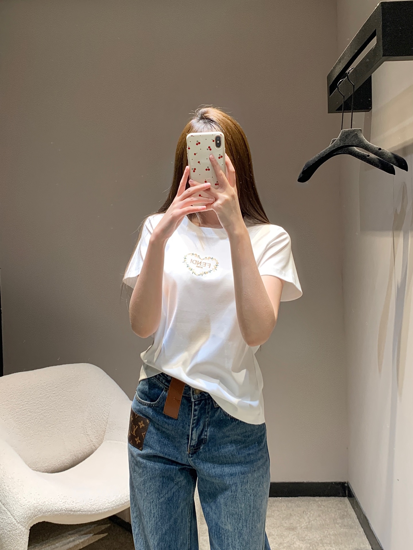 NO:733640,Fen*i 26Ss early spring new style love flower embroidered round neck short-sleeved T-shirt丨Exclusive high-end version!  Made of high-count cotton fabric to create a soft and skin-friendly wearing experience, the heart outline on the chest is embellished with delicate flower embroidery, and the letter logo is hidden among the flower clusters, injecting romantic details into the minimalist silhouette. The loose round neck version adapts to various body shapes and can be worn alone to create a casual daily style. It can also be layered with shirts or sweaters to adapt to the temperature difference in early spring. It is a versatile and atmospheric item in the wardrobe. Ready for sale S/M/L,, fendi, shirts, T-shirt, tees, t-shirt,19860909Fen*i 26Ss早春新款 爱心花朵刺绣圆领短袖T恤丨独家高版出品！以高支棉感面料打造柔软亲肤的穿着体验,胸口爱心轮廓内点缀精致花朵刺绣,字母标识藏于花簇之间,在极简廓形中注入浪漫细节.宽松圆领版型适配各种身形,可单穿打造随性日常风,也可叠穿衬衫或针织衫适配早春温差,是衣橱里的百搭氛围感单品.现货发售S/M/L,,fendi,shirts,T-shirt,tees，t-shirt,,Women's clothing